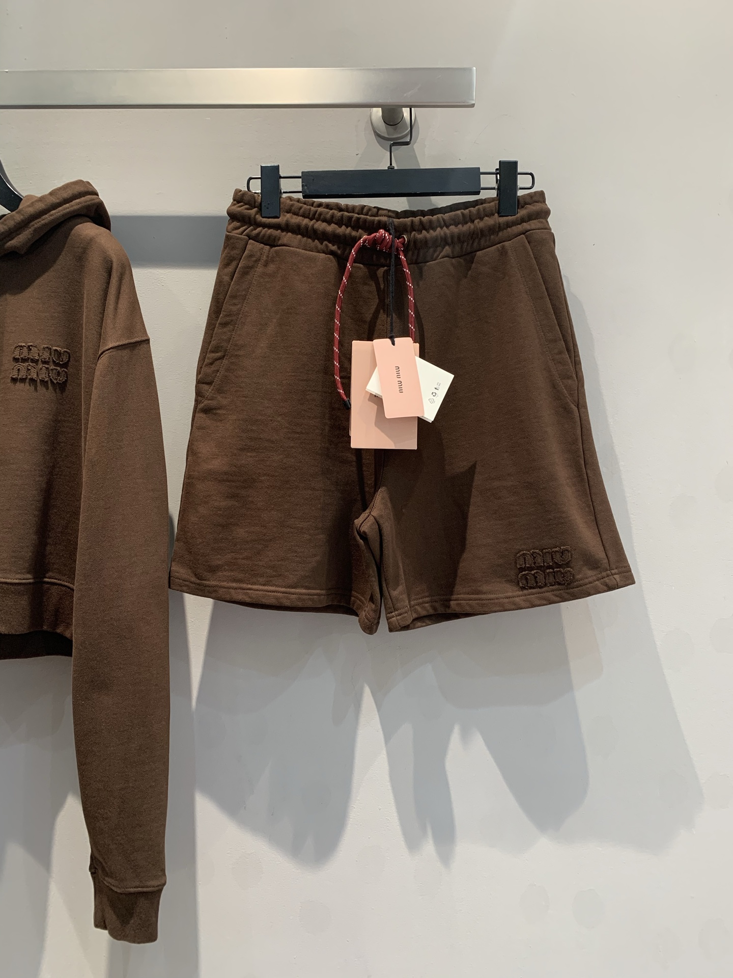 NO:309576,New models are shipped. Original development Miumi*2025 early spring new early spring new letter logo drawstring trousers. Applied embroidery is exquisite and three-dimensional. Loose and casual style, perfectly blending Italian exquisiteness and casual style. The unique style design is free to fit the body. Select soft fabrics to bring a skin-friendly and comfortable wearing experience. Classic elements embellish the brand style. Whether it is a lively street or a comfortable stay at home, you can easily control it and add points to your fashionable look. S M L,,miumiu,alexander wang19860909新款出货啦 原版开发 Miumi*2025早春新款早春新款字母徽标抽绳卫裤.贴布绣精致立体.宽松休闲版型,将意式的精致与休闲风完美融合.独特的版型设计,自在贴合身形.甄选柔软面料,带来亲肤舒适的穿着体验.经典元素点缀,彰显品牌格调,无论是活力出街还是惬意宅家,都能轻松驾驭,为你的时尚造型加分.码数S M L,,miumiu,alexander wang,Women's clothing