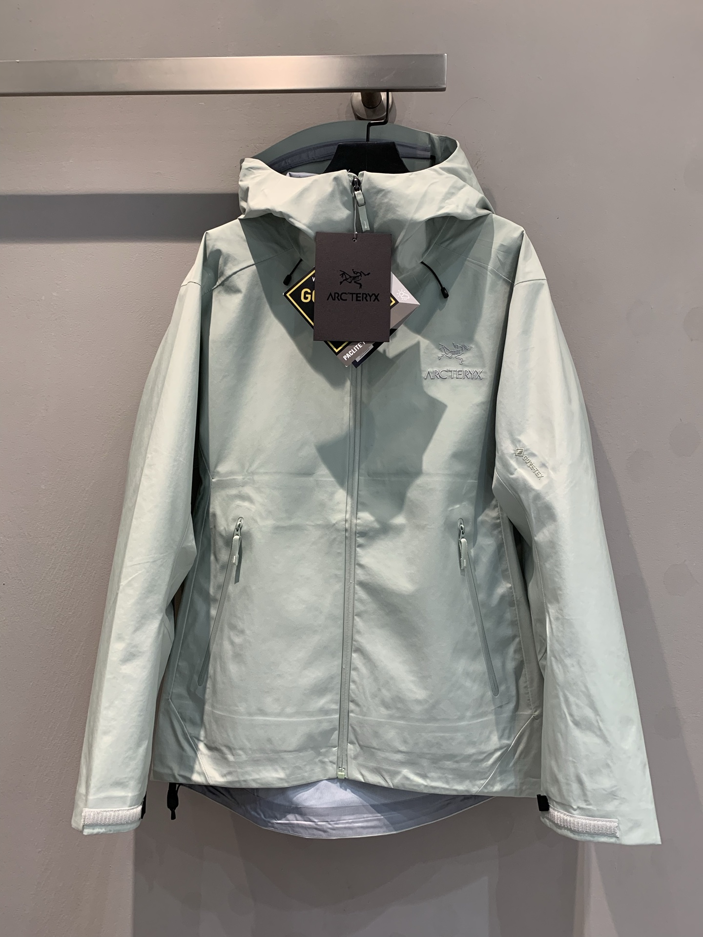 NO:472359,New shipment M (OEM quality) ARC'TERYX BETA LT GORE-TEX Jacket-Men's Adventure Bird Outdoor Waterproof Hard Shell Shock Clothes Functional Zipper Jacket, (Yb Four-time Glue Pressing Process, 3D Three-dimensional Bionic Design Clothes Long Arm, Tri-Durance Waterproof Rainproof Fabric, Self-Different Version, Powerful Operation Recommended) - OEM Follow-up Production, Purchase Specific Version Original Archives Original Data Development Version - Original Packaging Original Standard Customization, All Hardware Customization, Tag Book Description Analysis, Multi-Link Washing. - This BetaLT Jacket is designed with simple and universal, and can provide the performance required for an alpine environment. It uses bluesign@ certified N40P with warp knitted backing  3LGORE-TEX fabric, thin and wear-resistant, windproof, waterproof and breathable, suitable for wearing a variety of activities.-The helmet is compatible with StormHood hood, good protection and no impact on sight. The hand pocket is equipped with WaterTight zipper for easy pick-up and placement, and the underarm zipper is convenient for quick ventilation. The splicing design allows for free movement.-The traditional organ cross-reverse entry alpine pocket is set in high position, VISLON central front zipper, adjustable Velcro cuff Velcro label, compatible with Zip-in, and the ARC TERYX logo is embroidered on the chest with a BATARING machine. BETA multi-purpose clothing is suitable for a variety of activities and environments. LT Lightweight High-performance simple design, lightweight and wear-resistant. GORE-TEX waterproof, windproof and breathable fabric can provide multi-faceted protection.-BRTA  LT jackets are also Arc'teryx's star products. They have always performed outstandingly in harsh mountain environments. They are now more powerful and have lighter weight. S-XXL, arc'teryx, jackets & coats,hats,alexander wang19860909新款出货啦M（代工品质）ARC‘TERYX BETA LT GORE-TEX Jacket-Men's始祖鸟户外防水硬壳冲锋衣机能风拉链夹克,（Yb四次压胶工艺 整衣3D立体仿生学设计衣长臂弯, Tri-Durance防水防雨面料 ,自行区别市面先行版本 强力操作推荐入手） -代工厂跟单出品 代购指定版本 原档案原数据开发版型  -原包装原标 全套辅料定制,五金全部开模定制,吊牌书说明解析 ,多联水洗. -这款BetaLT夹克设计简洁而通用,可提供高山环境所需的性能.采用bluesign@认证的采用带经编背衬N40P 3LGORE-TEX面料,轻薄而耐磨,防风、防水且透气,适合多种活动穿着.-头盔兼容StormHood兜帽防护良好且不影响视线,插手口袋设有WaterTight拉链,便于取放物品,腋下拉链便于快速通风,拼接设计使活动自如. -传统风琴交叉反向进入高山口袋设置在高位,VISLON中央正面拉链,可调节Velcro袖口魔术贴标签,兼容Zip-in,在胸前采用百达灵机器绣上了ARC TERYX徽标. BETA多用途服装适用于多种活动和环境. LT 轻量 高性能的简约设计,轻量而耐磨.GORE-TEX防水、防风、透气面料可提供多面防护.-BRTA LT夹克同是Arc’teryx的明星产品,一直在高山恶劣环境中表现突出,现在功能更强大,重量更轻.码数S-XXL,arc'teryx,jackets & coats,hats,alexander wang,Women's clothing