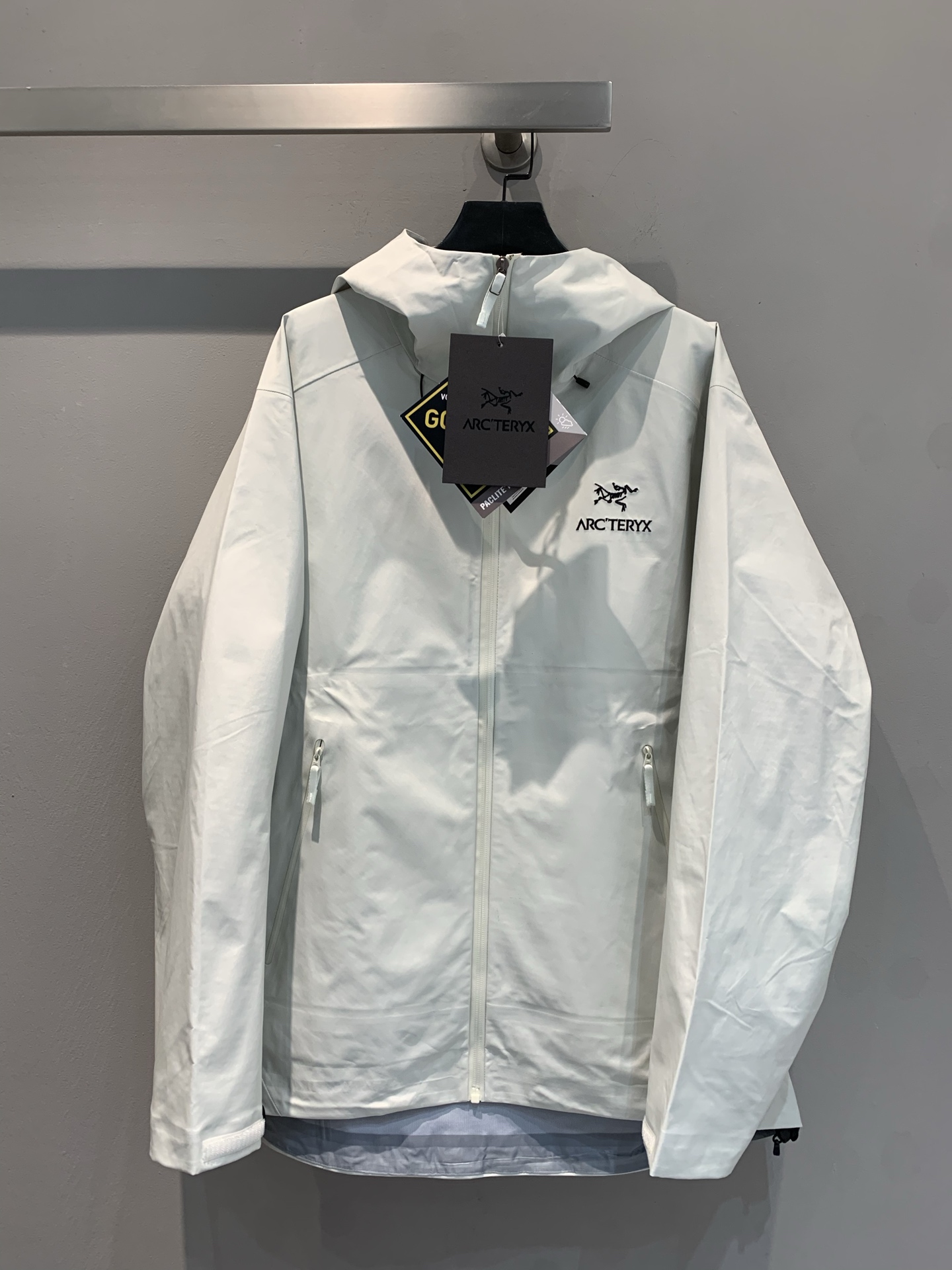 NO:307434,New shipment M (OEM quality) ARC'TERYX BETA LT GORE-TEX Jacket-Men's Adventure Bird Outdoor Waterproof Hard Shell Shock Clothes Functional Zipper Jacket, (Yb Four-time Glue Pressing Process, 3D Three-dimensional Bionic Design Clothes Long Arm, Tri-Durance Waterproof Rainproof Fabric, Self-Different Version, Powerful Operation Recommended) - OEM Follow-up Production, Purchase Specific Version Original Archives Original Data Development Version - Original Packaging Original Standard Customization, All Hardware Customization, Tag Book Description Analysis, Multi-Link Washing. - This BetaLT Jacket is designed with simple and universal, and can provide the performance required for an alpine environment. It uses bluesign@ certified N40P with warp knitted backing  3LGORE-TEX fabric, thin and wear-resistant, windproof, waterproof and breathable, suitable for wearing a variety of activities.-The helmet is compatible with StormHood hood, good protection and no impact on sight. The hand pocket is equipped with WaterTight zipper for easy pick-up and placement, and the underarm zipper is convenient for quick ventilation. The splicing design allows for free movement.-The traditional organ cross-reverse entry alpine pocket is set in high position, VISLON central front zipper, adjustable Velcro cuff Velcro label, compatible with Zip-in, and the ARC TERYX logo is embroidered on the chest with a BATARING machine. BETA multi-purpose clothing is suitable for a variety of activities and environments. LT Lightweight High-performance simple design, lightweight and wear-resistant. GORE-TEX waterproof, windproof and breathable fabric can provide multi-faceted protection.-BRTA  LT jackets are also Arc'teryx's star products. They have always performed outstandingly in harsh mountain environments. They are now more powerful and have lighter weight. S-XXL, arc'teryx, jackets & coats,hats,alexander wang19860909新款出货啦M（代工品质）ARC‘TERYX BETA LT GORE-TEX Jacket-Men's始祖鸟户外防水硬壳冲锋衣机能风拉链夹克,（Yb四次压胶工艺 整衣3D立体仿生学设计衣长臂弯, Tri-Durance防水防雨面料 ,自行区别市面先行版本 强力操作推荐入手） -代工厂跟单出品 代购指定版本 原档案原数据开发版型  -原包装原标 全套辅料定制,五金全部开模定制,吊牌书说明解析 ,多联水洗. -这款BetaLT夹克设计简洁而通用,可提供高山环境所需的性能.采用bluesign@认证的采用带经编背衬N40P 3LGORE-TEX面料,轻薄而耐磨,防风、防水且透气,适合多种活动穿着.-头盔兼容StormHood兜帽防护良好且不影响视线,插手口袋设有WaterTight拉链,便于取放物品,腋下拉链便于快速通风,拼接设计使活动自如. -传统风琴交叉反向进入高山口袋设置在高位,VISLON中央正面拉链,可调节Velcro袖口魔术贴标签,兼容Zip-in,在胸前采用百达灵机器绣上了ARC TERYX徽标. BETA多用途服装适用于多种活动和环境. LT 轻量 高性能的简约设计,轻量而耐磨.GORE-TEX防水、防风、透气面料可提供多面防护.-BRTA LT夹克同是Arc’teryx的明星产品,一直在高山恶劣环境中表现突出,现在功能更强大,重量更轻.码数S-XXL,arc'teryx,jackets & coats,hats,alexander wang,Women's clothing