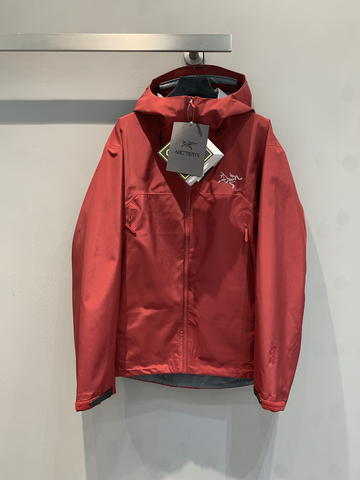 NO:307393,New models are shipped. The same style for men and women (OEM quality) Archaeopteryx Beta Lightweight jacket, - GORE-TEX fabric has excellent waterproof performance, which can effectively block the invasion of rain and snow, and has a high waterproof index. At the same time, it has good breathability, which can discharge moisture generated by the body in time and keep it dry. - Lightweight fabrics use ultra-lightweight fabrics on the basis of ensuring protective performance. The dress is lightweight, which is easy to carry and store, and reduces the burden of outdoor travel. - The tailoring fits the human body curve, improving the flexibility of wearing. Whether it is daily activities or outdoor sports, it can make the wearer feel comfortable and comfortable, and the movement is not restricted. -  The unique underarm zipper design can quickly dissipate heat and sweat during exercise, adjust body temperature, enhance the breathability and comfort of the clothing, avoiding stuffiness and discomfort caused by excessive sweating. - Stormhood hood is compatible with the hood design of the helmet, which can be adjusted with one hand. The rubber-pressed brim can not only resist light rain, but also not block the view, providing good head protection in bad weather. - Multi-pocket design has two hand-warming pockets at the waist, which are high in position, and wearing a seat belt will not hinder the use of the pocket when climbing; there are also two symmetrical chest pockets, which have a large space, and can put down a pair of gloves and other items, which is convenient and practical. - Waterproof and windproof fabric and technology make it have strong waterproof and windproof performance, can withstand the invasion of wind and rain, and provide protection for wearers in harsh weather conditions, suitable for a variety of outdoor environments. -  Breathable and comfortable In addition to the breathability of the fabric itself, the design of the underarm breathable zipper further enhances the breathable effect, and can keep the body dry and comfortable even during high-intensity exercise, reducing discomfort. - Good durability Although it is a lightweight design, this series of windbreakers has been reinforced in key parts, such as shoulders, elbows, etc., which improves the durability of the clothing and can withstand a certain degree of wear and friction. - The simple and fashionable design of daily commuting makes it not only suitable for outdoor activities, but also very suitable for daily commuting wear. It is suitable for wearing various clothing, which is both practical and beautiful. - The lightweight feature of hiking is easy to carry, and the waterproof and windproof and breathable performance can cope with various weather changes during the hiking process, providing travelers with a comfortable wearing experience. S-XXL, arc'teryx, gloves, hats, alexander wang19860909新款出货啦 男女同款（代工品质）始祖鸟Beta Lightweight冲锋衣,- GORE-TEX面料具有卓越的防水性能,能有效阻挡雨水和雪的侵入,防水指数较高.同时,具备良好的透气性,可让身体产生的湿气及时排出,保持干爽. - 轻量化面料在保证防护性能的基础上,采用超轻量的面料,整衣重量较轻,方便携带和收纳,减轻户外出行的负担. - 剪裁合身剪裁贴合人体曲线,提高穿着的灵活性,无论是日常活动还是户外运动,都能让穿着者感到舒适自在,活动不受限制. - 腋下透气拉链独特的腋下拉链设计,可在运动过程中快速散热排汗,调节体温,增强了服装的透气性和舒适度,避免因出汗过多导致的闷热和不适. - Stormhood帽兜兼容头盔的帽兜设计,可单手调节,压胶帽沿既能抵御小雨,又不遮挡视线,在恶劣天气下提供良好的头部保护. - 多口袋设计腰部设有两个暖手口袋,位置较高,攀登时穿着安全带也不会阻碍口袋的使用；还有两个对称胸袋,空间较大,可以放下一副手套等物品,方便实用. - 防水防风面料和工艺使其具备强大的防水防风性能,能抵御风雨的侵袭,在恶劣的天气条件下为穿着者提供保护,适合多种户外环境. - 透气舒适除了面料本身的透气性,腋下透气拉链等设计进一步增强了透气效果,即使在高强度运动时也能保持身体干爽舒适,减少不适感. - 耐用性较好虽然是轻量化设计,但该系列冲锋衣在关键部位进行了加固处理,如肩部、肘部等,提高了服装的耐用性,能够经受住一定程度的磨损和摩擦. - 日常通勤简洁时尚的设计使其不仅适合户外活动,也非常适合日常通勤穿着,搭配各种服装都很合适,既实用又美观. - 徒步旅行轻量化的特点便于携带,防水防风透气的性能则能在徒步过程中应对各种天气变化,为旅行者提供舒适的穿着体验. 码数S-XXL,arc'teryx,gloves,hats,alexander wang,Women's clothing