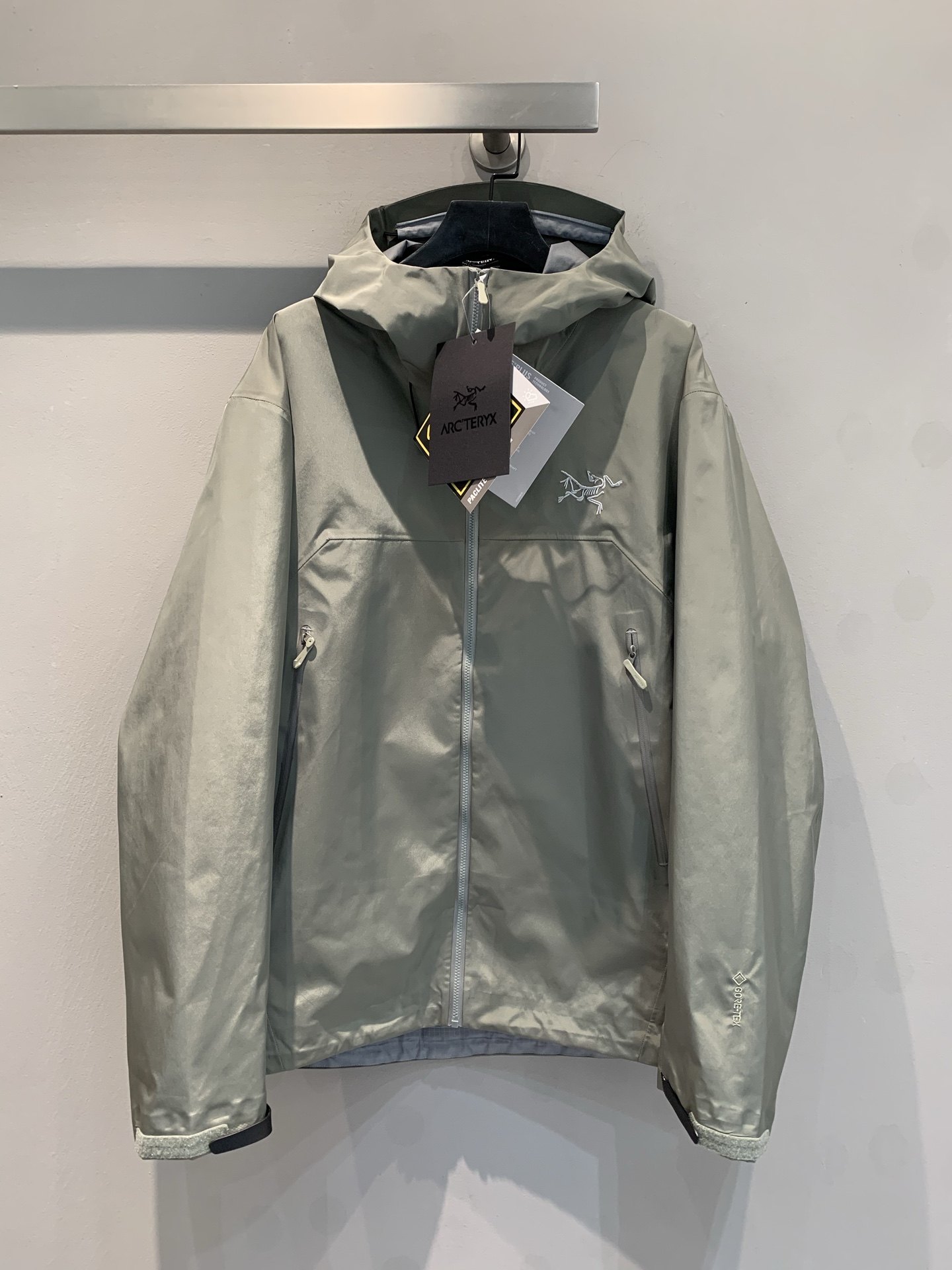 NO:307435,New shipment (OEM quality) Archaeopteryx Beta Lightweight jacket, - GORE-TEX fabric has excellent waterproof performance, can effectively block the invasion of rain and snow, and has a high waterproof index. At the same time, it has good breathability, which can discharge moisture generated by the body in time and keep it dry. - Lightweight fabrics use ultra-lightweight fabrics on the basis of ensuring protective performance. The dress is lightweight, which is easy to carry and store, and reduces the burden of outdoor travel. - The tailoring fits the human body curve, improving the flexibility of wearing. Whether it is daily activities or outdoor sports, it can make the wearer feel comfortable and comfortable, and the activities are not restricted. -  The unique underarm zipper design can quickly dissipate heat and sweat during exercise, adjust body temperature, enhance the breathability and comfort of the clothing, avoiding stuffiness and discomfort caused by excessive sweating. - Stormhood hood is compatible with the hood design of the helmet, which can be adjusted with one hand. The rubber-pressed brim can not only resist light rain, but also not block the view, providing good head protection in bad weather. - Multi-pocket design has two hand-warming pockets at the waist, which are high in position, and wearing a seat belt when climbing will not hinder the use of the pocket; there are also two symmetrical chest pockets, with a large space, and can put down a pair of gloves and other items, which is convenient and practical. - Waterproof and windproof fabric and technology make it have strong waterproof and windproof performance, can withstand the invasion of wind and rain, and provide protection for wearers in harsh weather conditions, suitable for a variety of outdoor environments. -  Breathable and comfortable In addition to the breathability of the fabric itself, the design of the underarm breathable zipper further enhances the breathable effect, and can keep the body dry and comfortable even during high-intensity exercise, reducing discomfort. - Good durability Although it is a lightweight design, this series of windbreakers has been reinforced in key parts, such as shoulders, elbows, etc., which improves the durability of the clothing and can withstand a certain degree of wear and friction. - The simple and fashionable design of daily commuting makes it not only suitable for outdoor activities, but also very suitable for daily commuting wear. It is suitable for wearing various clothing, which is both practical and beautiful. - The lightweight feature of hiking is easy to carry, and the waterproof and windproof and breathable performance can cope with various weather changes during the hiking process, providing travelers with a comfortable wearing experience. S-XXL, arc'teryx, gloves, hats, alexander wang19860909新款出货啦（代工品质）始祖鸟Beta Lightweight冲锋衣,- GORE-TEX面料具有卓越的防水性能,能有效阻挡雨水和雪的侵入,防水指数较高.同时,具备良好的透气性,可让身体产生的湿气及时排出,保持干爽. - 轻量化面料在保证防护性能的基础上,采用超轻量的面料,整衣重量较轻,方便携带和收纳,减轻户外出行的负担. - 剪裁合身剪裁贴合人体曲线,提高穿着的灵活性,无论是日常活动还是户外运动,都能让穿着者感到舒适自在,活动不受限制. - 腋下透气拉链独特的腋下拉链设计,可在运动过程中快速散热排汗,调节体温,增强了服装的透气性和舒适度,避免因出汗过多导致的闷热和不适. - Stormhood帽兜兼容头盔的帽兜设计,可单手调节,压胶帽沿既能抵御小雨,又不遮挡视线,在恶劣天气下提供良好的头部保护. - 多口袋设计腰部设有两个暖手口袋,位置较高,攀登时穿着安全带也不会阻碍口袋的使用；还有两个对称胸袋,空间较大,可以放下一副手套等物品,方便实用. - 防水防风面料和工艺使其具备强大的防水防风性能,能抵御风雨的侵袭,在恶劣的天气条件下为穿着者提供保护,适合多种户外环境. - 透气舒适除了面料本身的透气性,腋下透气拉链等设计进一步增强了透气效果,即使在高强度运动时也能保持身体干爽舒适,减少不适感. - 耐用性较好虽然是轻量化设计,但该系列冲锋衣在关键部位进行了加固处理,如肩部、肘部等,提高了服装的耐用性,能够经受住一定程度的磨损和摩擦. - 日常通勤简洁时尚的设计使其不仅适合户外活动,也非常适合日常通勤穿着,搭配各种服装都很合适,既实用又美观. - 徒步旅行轻量化的特点便于携带,防水防风透气的性能则能在徒步过程中应对各种天气变化,为旅行者提供舒适的穿着体验. 码数S-XXL,arc'teryx,gloves,hats,alexander wang,Women's clothing