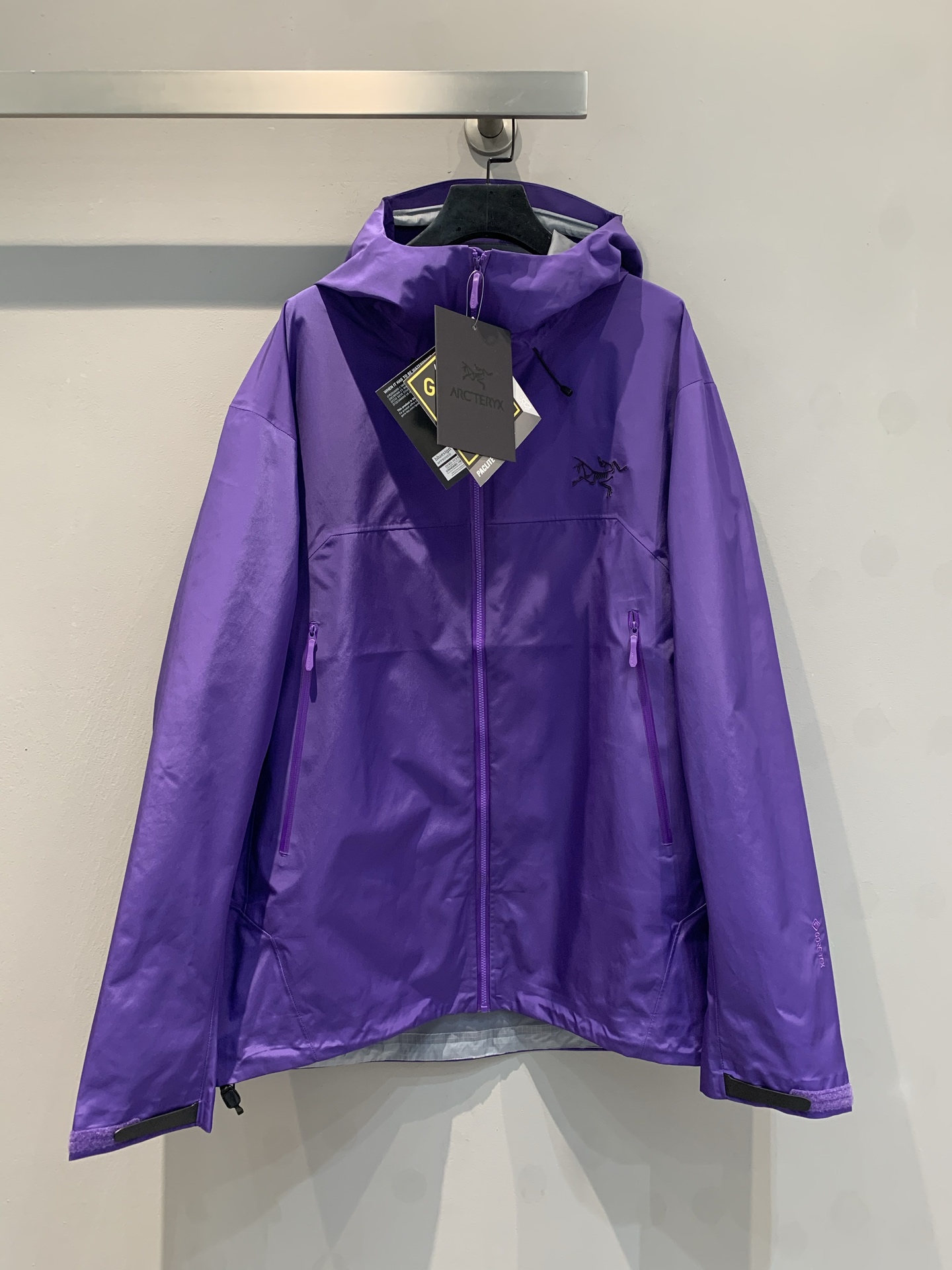 NO:307388,The new model shipped by La M (OEM quality) Archaeopteryx Beta Lightweight jacket, - GORE-TEX fabric has excellent waterproof performance, which can effectively block the invasion of rain and snow, and has a high waterproof index. At the same time, it has good breathability, which can discharge moisture generated by the body in time and keep it dry. - Lightweight fabrics use ultra-lightweight fabrics on the basis of ensuring protective performance. The dress is lightweight, which is easy to carry and store, and reduces the burden of outdoor travel. - The tailoring fits the human body curve, improving the flexibility of wearing. Whether it is daily activities or outdoor sports, it can make the wearer feel comfortable and comfortable, and the activities are not restricted. -  The unique underarm zipper design can quickly dissipate heat and sweat during exercise, adjust body temperature, enhance the breathability and comfort of the clothing, avoiding stuffiness and discomfort caused by excessive sweating. - Stormhood hood is compatible with the hood design of the helmet, which can be adjusted with one hand. The rubber-pressed brim can not only resist light rain, but also not block the view, providing good head protection in bad weather. - Multi-pocket design has two hand-warming pockets at the waist, which are high in position, and wearing a seat belt when climbing will not hinder the use of the pocket; there are also two symmetrical chest pockets, with a large space, and can put down a pair of gloves and other items, which is convenient and practical. - Waterproof and windproof fabric and technology make it have strong waterproof and windproof performance, can withstand the invasion of wind and rain, and provide protection for wearers in harsh weather conditions, suitable for a variety of outdoor environments. -  Breathable and comfortable In addition to the breathability of the fabric itself, the design of the underarm breathable zipper further enhances the breathable effect, and can keep the body dry and comfortable even during high-intensity exercise, reducing discomfort. - Good durability Although it is a lightweight design, this series of windbreakers has been reinforced in key parts, such as shoulders, elbows, etc., which improves the durability of the clothing and can withstand a certain degree of wear and friction. - The simple and fashionable design of daily commuting makes it not only suitable for outdoor activities, but also very suitable for daily commuting wear. It is suitable for wearing various clothing, which is both practical and beautiful. - The lightweight feature of hiking is easy to carry, and the waterproof and windproof and breathable performance can cope with various weather changes during the hiking process, providing travelers with a comfortable wearing experience. S-XXL, arc'teryx, gloves, hats, alexander wang19860909新款出货啦M（代工品质）始祖鸟Beta Lightweight冲锋衣,- GORE-TEX面料具有卓越的防水性能,能有效阻挡雨水和雪的侵入,防水指数较高.同时,具备良好的透气性,可让身体产生的湿气及时排出,保持干爽. - 轻量化面料在保证防护性能的基础上,采用超轻量的面料,整衣重量较轻,方便携带和收纳,减轻户外出行的负担. - 剪裁合身剪裁贴合人体曲线,提高穿着的灵活性,无论是日常活动还是户外运动,都能让穿着者感到舒适自在,活动不受限制. - 腋下透气拉链独特的腋下拉链设计,可在运动过程中快速散热排汗,调节体温,增强了服装的透气性和舒适度,避免因出汗过多导致的闷热和不适. - Stormhood帽兜兼容头盔的帽兜设计,可单手调节,压胶帽沿既能抵御小雨,又不遮挡视线,在恶劣天气下提供良好的头部保护. - 多口袋设计腰部设有两个暖手口袋,位置较高,攀登时穿着安全带也不会阻碍口袋的使用；还有两个对称胸袋,空间较大,可以放下一副手套等物品,方便实用. - 防水防风面料和工艺使其具备强大的防水防风性能,能抵御风雨的侵袭,在恶劣的天气条件下为穿着者提供保护,适合多种户外环境. - 透气舒适除了面料本身的透气性,腋下透气拉链等设计进一步增强了透气效果,即使在高强度运动时也能保持身体干爽舒适,减少不适感. - 耐用性较好虽然是轻量化设计,但该系列冲锋衣在关键部位进行了加固处理,如肩部、肘部等,提高了服装的耐用性,能够经受住一定程度的磨损和摩擦. - 日常通勤简洁时尚的设计使其不仅适合户外活动,也非常适合日常通勤穿着,搭配各种服装都很合适,既实用又美观. - 徒步旅行轻量化的特点便于携带,防水防风透气的性能则能在徒步过程中应对各种天气变化,为旅行者提供舒适的穿着体验. 码数S-XXL,arc'teryx,gloves,hats,alexander wang,Women's clothing