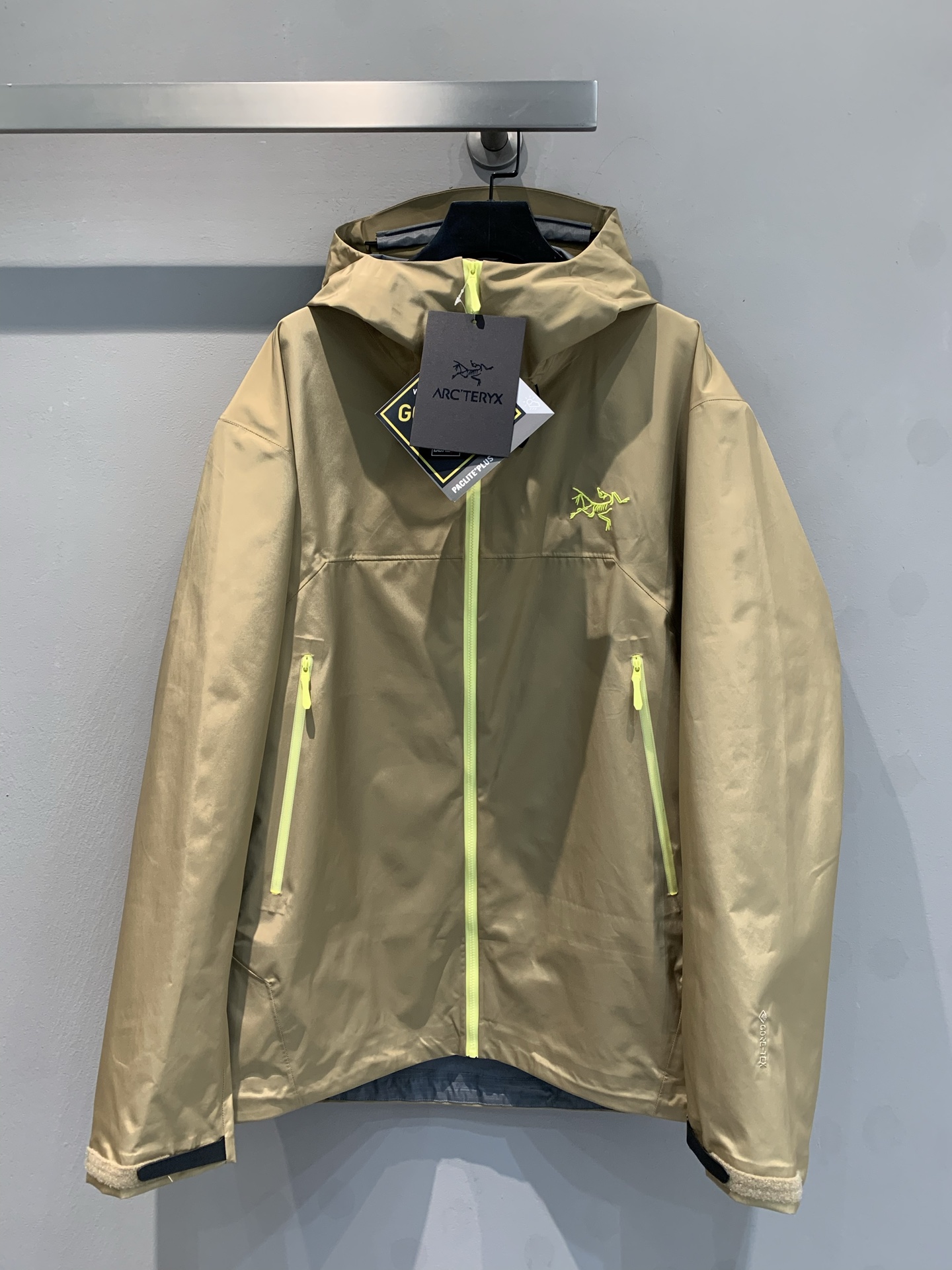 NO:307391,The new model shipped by LaM (OEM quality) Archaeopteryx Beta Lightweight Clothes, - GORE-TEX fabric has excellent waterproof performance, can effectively block the invasion of rainwater and snow, and has a high waterproof index. At the same time, it has good breathability, which can discharge moisture generated by the body in time and keep it dry. - Lightweight fabrics use ultra-lightweight fabrics on the basis of ensuring protective performance. The dress is lightweight, which is easy to carry and store, and reduces the burden of outdoor travel. - The tailoring fits the human body curve, improving the flexibility of wearing. Whether it is daily activities or outdoor sports, it can make the wearer feel comfortable and comfortable, and the activities are not restricted. -  The unique underarm zipper design can quickly dissipate heat and sweat during exercise, adjust body temperature, enhance the breathability and comfort of the clothing, avoiding stuffiness and discomfort caused by excessive sweating. - Stormhood hood is compatible with the hood design of the helmet, which can be adjusted with one hand. The rubber-pressed brim can not only resist light rain, but also not block the view, providing good head protection in bad weather. - Multi-pocket design has two hand-warming pockets at the waist, which are high in position, and wearing a seat belt when climbing will not hinder the use of the pocket; there are also two symmetrical chest pockets, with a large space, and can put down a pair of gloves and other items, which is convenient and practical. - Waterproof and windproof fabric and technology make it have strong waterproof and windproof performance, can withstand the invasion of wind and rain, and provide protection for wearers in harsh weather conditions, suitable for a variety of outdoor environments. -  Breathable and comfortable In addition to the breathability of the fabric itself, the design of the underarm breathable zipper further enhances the breathable effect, and can keep the body dry and comfortable even during high-intensity exercise, reducing discomfort. - Good durability Although it is a lightweight design, this series of windbreakers has been reinforced in key parts, such as shoulders, elbows, etc., which improves the durability of the clothing and can withstand a certain degree of wear and friction. - The simple and fashionable design of daily commuting makes it not only suitable for outdoor activities, but also very suitable for daily commuting wear. It is suitable for wearing various clothing, which is both practical and beautiful. - The lightweight feature of hiking is easy to carry, and the waterproof and windproof and breathable performance can cope with various weather changes during the hiking process, providing travelers with a comfortable wearing experience. S-XXL, arc'teryx, gloves, hats, alexander wang19860909新款出货啦M（代工品质）始祖鸟Beta Lightweight冲衣,- GORE-TEX面料具有卓越的防水性能,能有效阻挡雨水和雪的侵入,防水指数较高.同时,具备良好的透气性,可让身体产生的湿气及时排出,保持干爽. - 轻量化面料在保证防护性能的基础上,采用超轻量的面料,整衣重量较轻,方便携带和收纳,减轻户外出行的负担. - 剪裁合身剪裁贴合人体曲线,提高穿着的灵活性,无论是日常活动还是户外运动,都能让穿着者感到舒适自在,活动不受限制. - 腋下透气拉链独特的腋下拉链设计,可在运动过程中快速散热排汗,调节体温,增强了服装的透气性和舒适度,避免因出汗过多导致的闷热和不适. - Stormhood帽兜兼容头盔的帽兜设计,可单手调节,压胶帽沿既能抵御小雨,又不遮挡视线,在恶劣天气下提供良好的头部保护. - 多口袋设计腰部设有两个暖手口袋,位置较高,攀登时穿着安全带也不会阻碍口袋的使用；还有两个对称胸袋,空间较大,可以放下一副手套等物品,方便实用. - 防水防风面料和工艺使其具备强大的防水防风性能,能抵御风雨的侵袭,在恶劣的天气条件下为穿着者提供保护,适合多种户外环境. - 透气舒适除了面料本身的透气性,腋下透气拉链等设计进一步增强了透气效果,即使在高强度运动时也能保持身体干爽舒适,减少不适感. - 耐用性较好虽然是轻量化设计,但该系列冲锋衣在关键部位进行了加固处理,如肩部、肘部等,提高了服装的耐用性,能够经受住一定程度的磨损和摩擦. - 日常通勤简洁时尚的设计使其不仅适合户外活动,也非常适合日常通勤穿着,搭配各种服装都很合适,既实用又美观. - 徒步旅行轻量化的特点便于携带,防水防风透气的性能则能在徒步过程中应对各种天气变化,为旅行者提供舒适的穿着体验. 码数S-XXL,arc'teryx,gloves,hats,alexander wang,Women's clothing