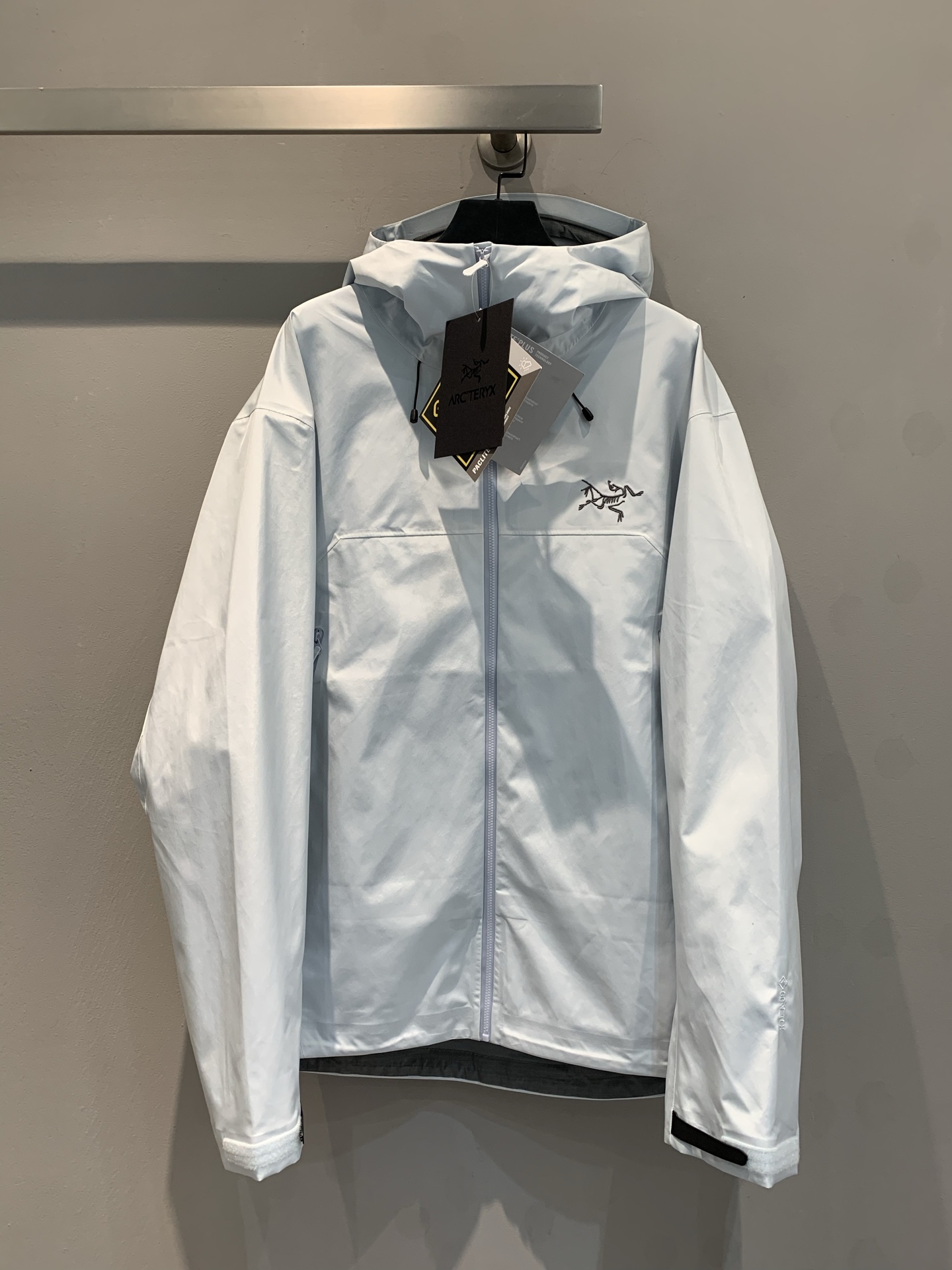 NO:307972,New shipment (OEM quality) Archaeopteryx Beta Lightweight jacket, - GORE-TEX fabric has excellent waterproof performance, can effectively block the invasion of rain and snow, and has a high waterproof index. At the same time, it has good breathability, which can discharge moisture generated by the body in time and keep it dry. - Lightweight fabrics use ultra-lightweight fabrics on the basis of ensuring protective performance. The dress is lightweight, which is easy to carry and store, and reduces the burden of outdoor travel. - The tailoring fits the human body curve, improving the flexibility of wearing. Whether it is daily activities or outdoor sports, it can make the wearer feel comfortable and comfortable, and the activities are not restricted. -  The unique underarm zipper design can quickly dissipate heat and sweat during exercise, adjust body temperature, enhance the breathability and comfort of the clothing, avoiding stuffiness and discomfort caused by excessive sweating. - Stormhood hood is compatible with the hood design of the helmet, which can be adjusted with one hand. The rubber-pressed brim can not only resist light rain, but also not block the view, providing good head protection in bad weather. - Multi-pocket design has two hand-warming pockets at the waist, which are high in position, and wearing a seat belt when climbing will not hinder the use of the pocket; there are also two symmetrical chest pockets, with a large space, and can put down a pair of gloves and other items, which is convenient and practical. - Waterproof and windproof fabric and technology make it have strong waterproof and windproof performance, can withstand the invasion of wind and rain, and provide protection for wearers in harsh weather conditions, suitable for a variety of outdoor environments. -  Breathable and comfortable In addition to the breathability of the fabric itself, the design of the underarm breathable zipper further enhances the breathable effect, and can keep the body dry and comfortable even during high-intensity exercise, reducing discomfort. - Good durability Although it is a lightweight design, this series of windbreakers has been reinforced in key parts, such as shoulders, elbows, etc., which improves the durability of the clothing and can withstand a certain degree of wear and friction. - The simple and fashionable design of daily commuting makes it not only suitable for outdoor activities, but also very suitable for daily commuting wear. It is suitable for wearing various clothing, which is both practical and beautiful. - The lightweight feature of hiking is easy to carry, and the waterproof and windproof and breathable performance can cope with various weather changes during the hiking process, providing travelers with a comfortable wearing experience. S-XXL, arc'teryx, gloves, hats, alexander wang19860909新款出货啦（代工品质）始祖鸟Beta Lightweight冲锋衣,- GORE-TEX面料具有卓越的防水性能,能有效阻挡雨水和雪的侵入,防水指数较高.同时,具备良好的透气性,可让身体产生的湿气及时排出,保持干爽. - 轻量化面料在保证防护性能的基础上,采用超轻量的面料,整衣重量较轻,方便携带和收纳,减轻户外出行的负担. - 剪裁合身剪裁贴合人体曲线,提高穿着的灵活性,无论是日常活动还是户外运动,都能让穿着者感到舒适自在,活动不受限制. - 腋下透气拉链独特的腋下拉链设计,可在运动过程中快速散热排汗,调节体温,增强了服装的透气性和舒适度,避免因出汗过多导致的闷热和不适. - Stormhood帽兜兼容头盔的帽兜设计,可单手调节,压胶帽沿既能抵御小雨,又不遮挡视线,在恶劣天气下提供良好的头部保护. - 多口袋设计腰部设有两个暖手口袋,位置较高,攀登时穿着安全带也不会阻碍口袋的使用；还有两个对称胸袋,空间较大,可以放下一副手套等物品,方便实用. - 防水防风面料和工艺使其具备强大的防水防风性能,能抵御风雨的侵袭,在恶劣的天气条件下为穿着者提供保护,适合多种户外环境. - 透气舒适除了面料本身的透气性,腋下透气拉链等设计进一步增强了透气效果,即使在高强度运动时也能保持身体干爽舒适,减少不适感. - 耐用性较好虽然是轻量化设计,但该系列冲锋衣在关键部位进行了加固处理,如肩部、肘部等,提高了服装的耐用性,能够经受住一定程度的磨损和摩擦. - 日常通勤简洁时尚的设计使其不仅适合户外活动,也非常适合日常通勤穿着,搭配各种服装都很合适,既实用又美观. - 徒步旅行轻量化的特点便于携带,防水防风透气的性能则能在徒步过程中应对各种天气变化,为旅行者提供舒适的穿着体验. 码数S-XXL,arc'teryx,gloves,hats,alexander wang,Women's clothing