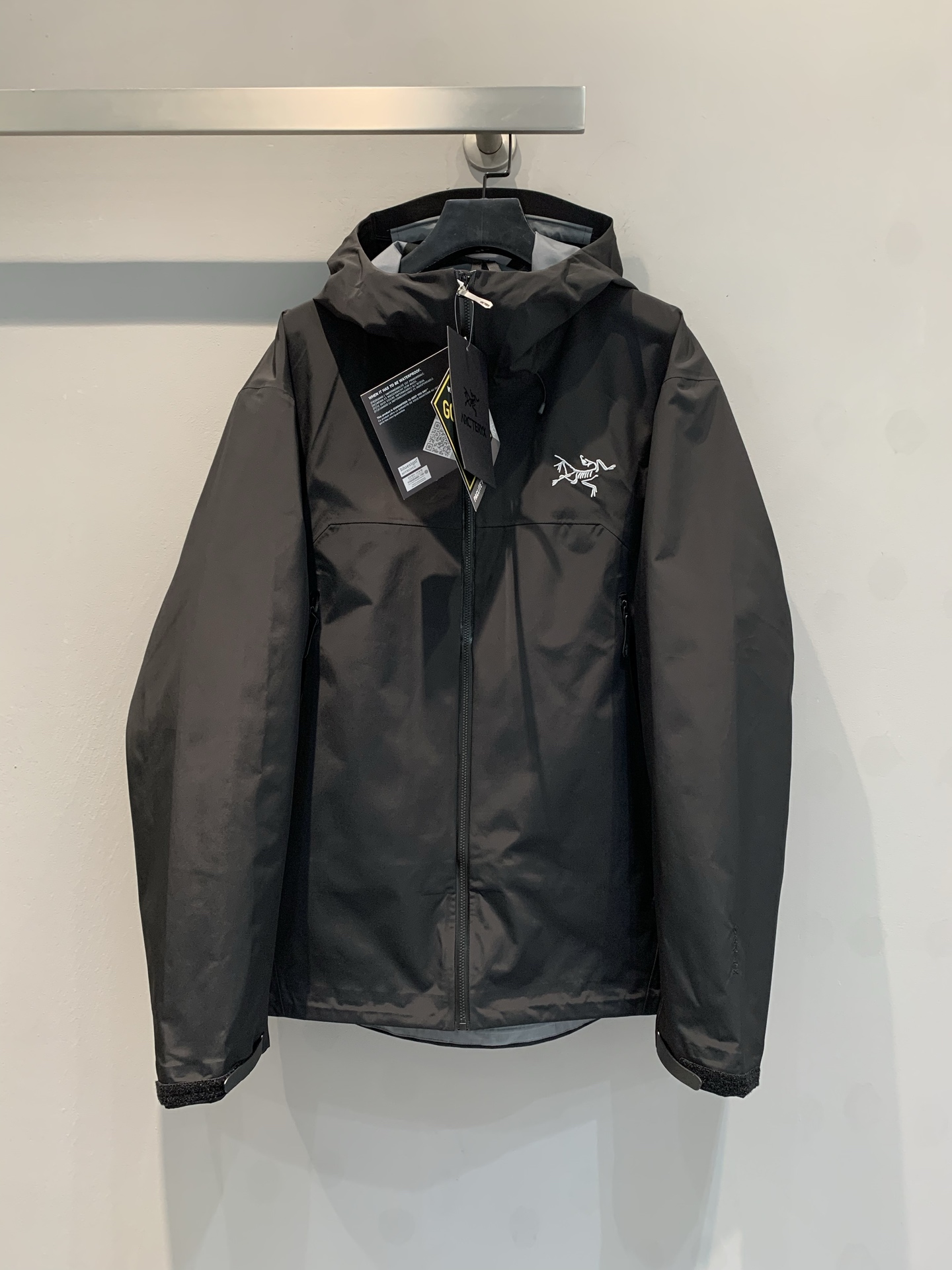 NO:307395,The new model shipped by La M (OEM quality) Archaeopteryx Beta Lightweight jacket, - GORE-TEX fabric has excellent waterproof performance, which can effectively block the invasion of rain and snow, and has a high waterproof index. At the same time, it has good breathability, which can discharge moisture generated by the body in time and keep it dry. - Lightweight fabrics use ultra-lightweight fabrics on the basis of ensuring protective performance. The dress is lightweight, which is easy to carry and store, and reduces the burden of outdoor travel. - The tailoring fits the human body curve, improving the flexibility of wearing. Whether it is daily activities or outdoor sports, it can make the wearer feel comfortable and comfortable, and the activities are not restricted. -  The unique underarm zipper design can quickly dissipate heat and sweat during exercise, adjust body temperature, enhance the breathability and comfort of the clothing, avoiding stuffiness and discomfort caused by excessive sweating. - Stormhood hood is compatible with the hood design of the helmet, which can be adjusted with one hand. The rubber-pressed brim can not only resist light rain, but also not block the view, providing good head protection in bad weather. - Multi-pocket design has two hand-warming pockets at the waist, which are high in position, and wearing a seat belt will not hinder the use of the pocket when climbing; there are also two symmetrical chest pockets, which have a large space, and can put down a pair of gloves and other items, which is convenient and practical. - Waterproof and windproof fabric and technology make it have strong waterproof and windproof performance, can withstand the invasion of wind and rain, and provide protection for wearers in harsh weather conditions, suitable for a variety of outdoor environments. -  Breathable and comfortable In addition to the breathability of the fabric itself, the design of the underarm breathable zipper further enhances the breathable effect, and can keep the body dry and comfortable even during high-intensity exercise, reducing discomfort. - Good durability Although it is a lightweight design, this series of windbreakers has been reinforced in key parts, such as shoulders, elbows, etc., which improves the durability of the clothing and can withstand a certain degree of wear and friction. - The simple and fashionable design of daily commuting makes it not only suitable for outdoor activities, but also very suitable for daily commuting wear. It is suitable for wearing various clothing, which is both practical and beautiful. - The lightweight feature of hiking is easy to carry, and the waterproof and windproof and breathable performance can cope with various weather changes during the hiking process, providing travelers with a comfortable wearing experience. S-XXL, arc'teryx, gloves, hats, alexander wang19860909新款出货啦M（代工品质）始祖鸟Beta Lightweight冲锋衣,- GORE-TEX面料具有卓越的防水性能,能有效阻挡雨水和雪的侵入,防水指数较高.同时,具备良好的透气性,可让身体产生的湿气及时排出,保持干爽. - 轻量化面料在保证防护性能的基础上,采用超轻量的面料,整衣重量较轻,方便携带和收纳,减轻户外出行的负担. - 剪裁合身剪裁贴合人体曲线,提高穿着的灵活性,无论是日常活动还是户外运动,都能让穿着者感到舒适自在,活动不受限制. - 腋下透气拉链独特的腋下拉链设计,可在运动过程中快速散热排汗,调节体温,增强了服装的透气性和舒适度,避免因出汗过多导致的闷热和不适. - Stormhood帽兜兼容头盔的帽兜设计,可单手调节,压胶帽沿既能抵御小雨,又不遮挡视线,在恶劣天气下提供良好的头部保护. - 多口袋设计腰部设有两个暖手口袋,位置较高,攀登时穿着安全带也不会阻碍口袋的使用；还有两个对称胸袋,空间较大,可以放下一副手套等物品,方便实用. - 防水防风面料和工艺使其具备强大的防水防风性能,能抵御风雨的侵袭,在恶劣的天气条件下为穿着者提供保护,适合多种户外环境. - 透气舒适除了面料本身的透气性,腋下透气拉链等设计进一步增强了透气效果,即使在高强度运动时也能保持身体干爽舒适,减少不适感. - 耐用性较好虽然是轻量化设计,但该系列冲锋衣在关键部位进行了加固处理,如肩部、肘部等,提高了服装的耐用性,能够经受住一定程度的磨损和摩擦. - 日常通勤简洁时尚的设计使其不仅适合户外活动,也非常适合日常通勤穿着,搭配各种服装都很合适,既实用又美观. - 徒步旅行轻量化的特点便于携带,防水防风透气的性能则能在徒步过程中应对各种天气变化,为旅行者提供舒适的穿着体验. 码数S-XXL,arc'teryx,gloves,hats,alexander wang,Women's clothing