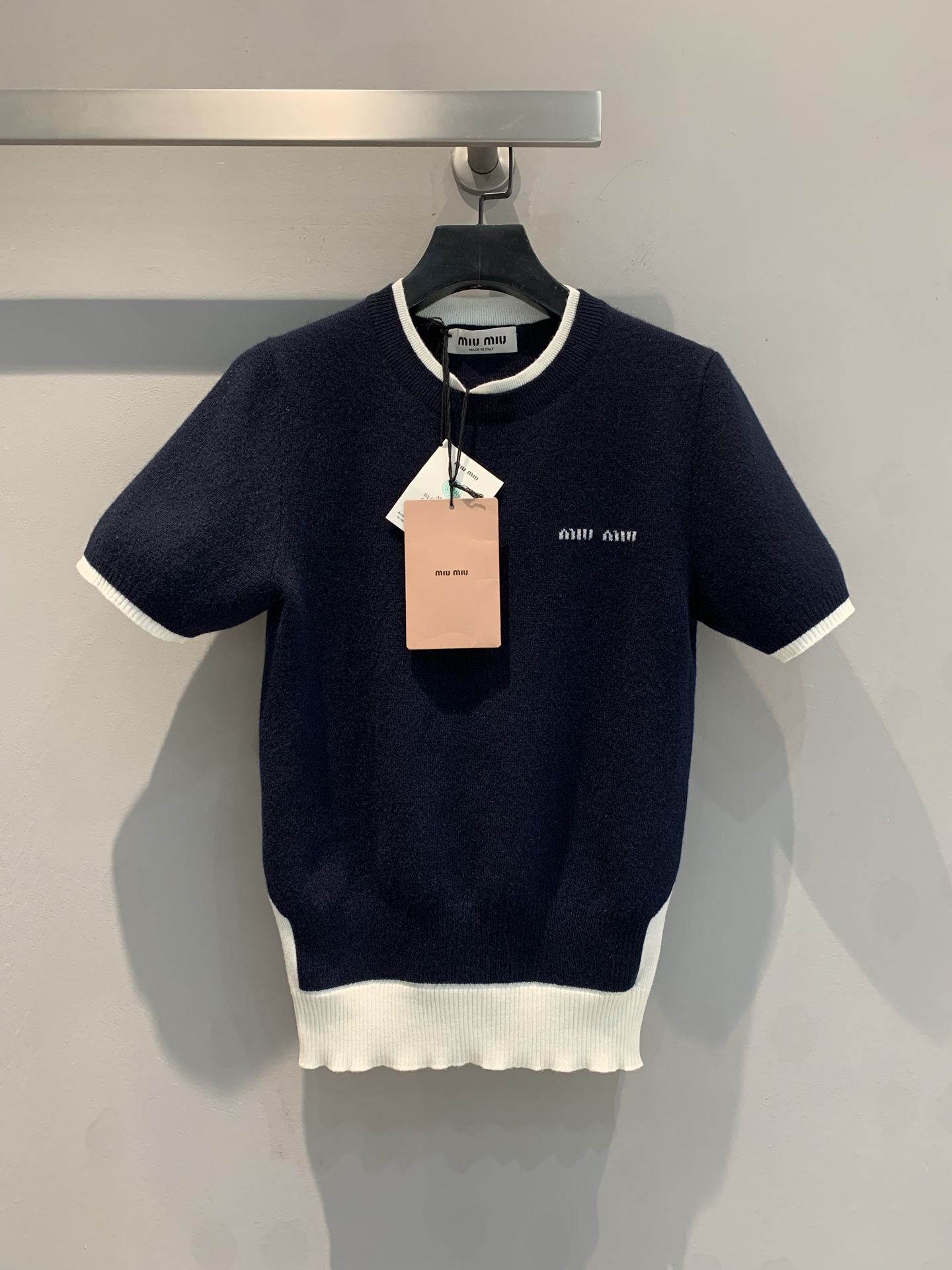 NO:321041,New model shipped M Original development Miumi 2025 early spring new hem contrasting cashmere short sleeves, using cashmere wool blend fabric, classic hidden blue collision and fresh white edges, simple and exquisite. Miu's iconic embroidery logo highlights unique taste. The fabric is soft and skin-friendly, comfortable and stylish on the upper body, easy to grasp and fashionable. It must be missing from your closet!  36 38 40, miumiu, T-shirt, alexander wang19860909新款出货啦M 原版开发 Miumi2025早春新款下摆撞色羊绒短袖,采用羊绒羊毛混纺面料,经典藏蓝碰撞清新白边,简约中暗藏精致.Miu家标志性刺绣logo,彰显独特品味.面料柔软亲肤,上身舒适又有型,轻松拿捏时髦感,你的衣橱不能少了它！码数36 38 40,,miumiu,T-shirt,alexander wang,Women's clothing