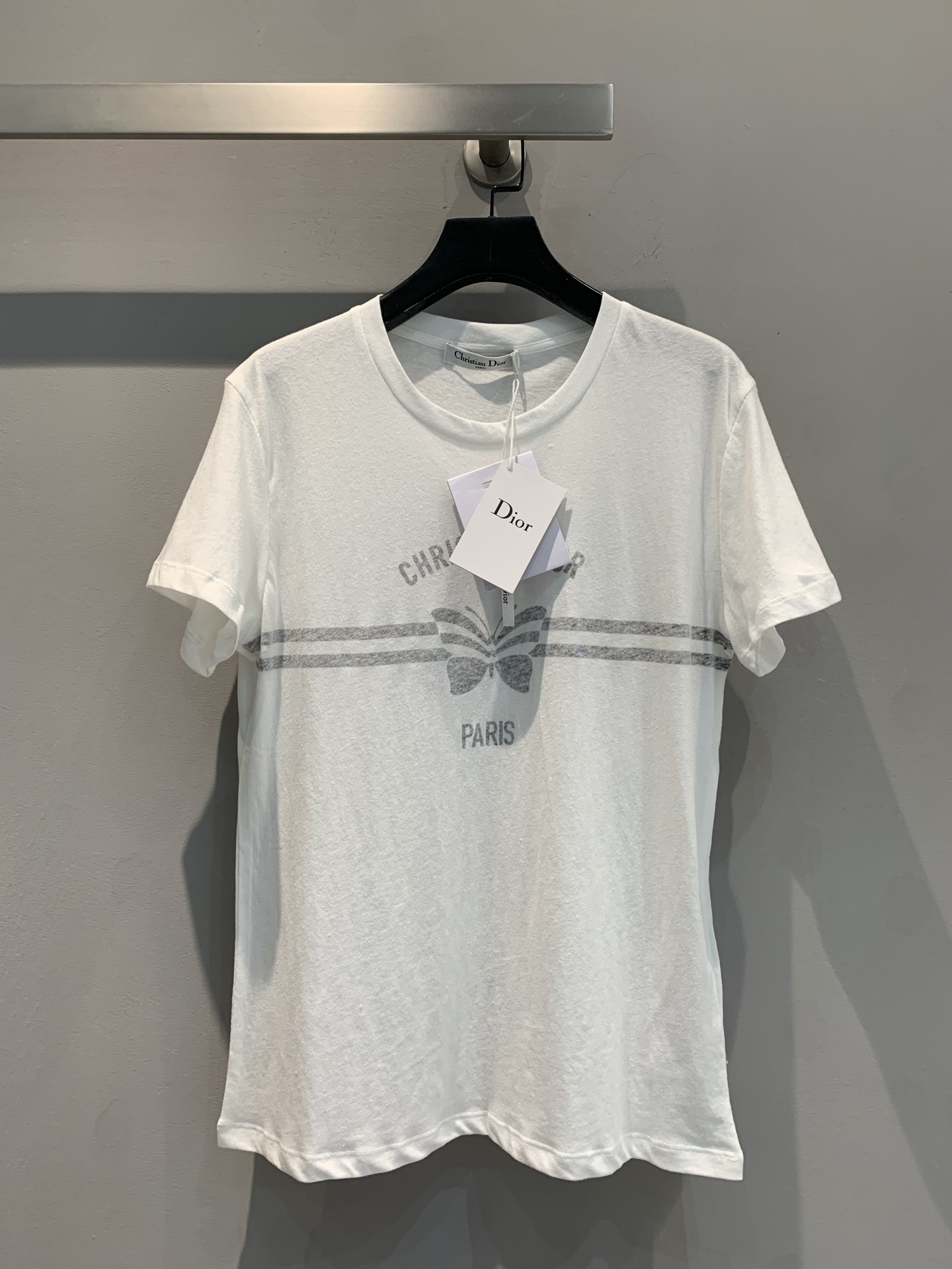 NO:308471,The new model shipped, original development CD2025 spring and summer new island style reverse printing butterfly printed T-shirt. It is made of cotton and linen, gentle to the skin, breathable and sweat-absorbing, and fully positioned front and back printing. The classic style makes you look taller and thin. Whether it is paired with shorts or a casual long skirt, you can interpret your unique style. Size 36 38 40,, skirts, shorts, tees, t-shirt, alexander wang19860909新款出货啦原版开发 CD2025春夏新款海岛风反印蝴蝶印花T恤.采用棉麻材质,温柔贴合肌肤,透气又吸汗,前后全定位印花.经典版型显高显瘦.无论是搭配短裤,还是一条随性的长裙,都能演绎出属于你的独特风格.码数36 38 40,,skirts,shorts,tees，t-shirt,alexander wang,Women's clothing