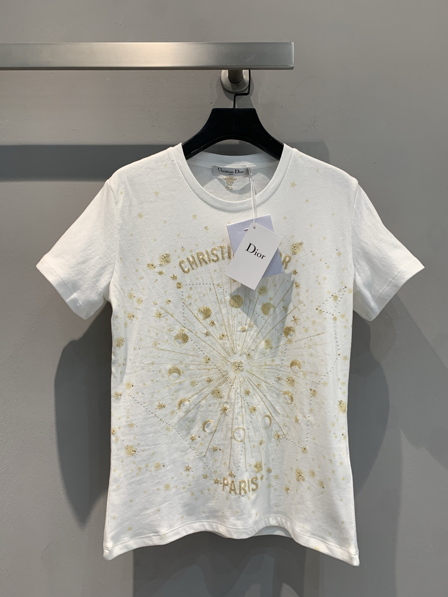 NO:308494,The new model shipped, original development, limited edition of Snake Year CD2025 spring and summer new gold thread embroidery iron diamond t-shirt, white cotton jersey fabric, gold-toned Astral pattern printed embroidery iron diamond, the process is complicated, the details are optimized this year so thoughtful. A layer of thin cotton sticky silhouette on the back of the embroidery is added, so you don’t have to worry about being thorny when wearing it close to it. Number of 36 38 40,,tees, t-shirt,alexander wang19860909新款出货啦原版开发 蛇年限定款 CD2025春夏新款金线刺绣烫钻t恤,白色棉质平纹针织面料,金色调Astral图案印花刺绣烫钻,工艺繁复,今年细节优化的太贴心了,刺绣反面加了一层薄棉粘朴,贴身穿也不怕扎肉. 码数36 38 40,,tees，t-shirt,alexander wang,Women's clothing