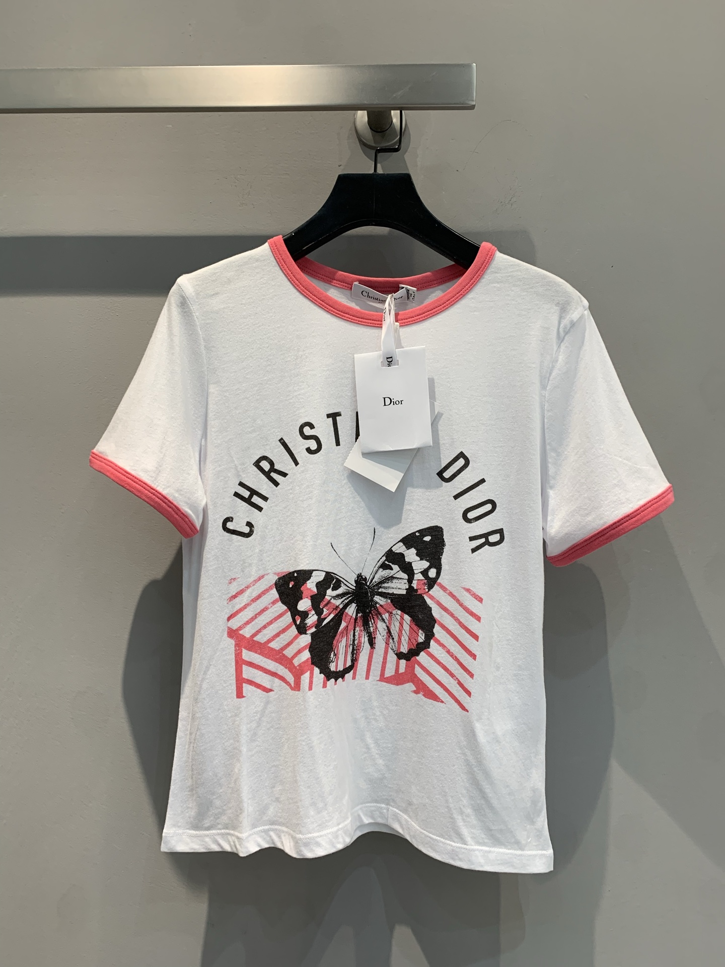 NO:310084,Special offer!  Shipping New CD Spring and Summer New Butterfly Print T-shirt Pop Style Artist Joint Pattern Round Neck Half-Sleeve Pink White Contrast Lively and Beautiful With Fashionable and Age-reducing Fashionable and Versatile Simple and Endless SML, Tees, T-shirt, Alexander Wang19860909特价！出货啦 新款 CD春夏新款 蝴蝶印花T恤 波普风彩 艺术家联名图案 圆领半袖粉白撞色 活泼靓丽 自带时髦减龄感 时尚百搭 简约耐看 码数SML,,tees，t-shirt,alexander wang,Women's clothing