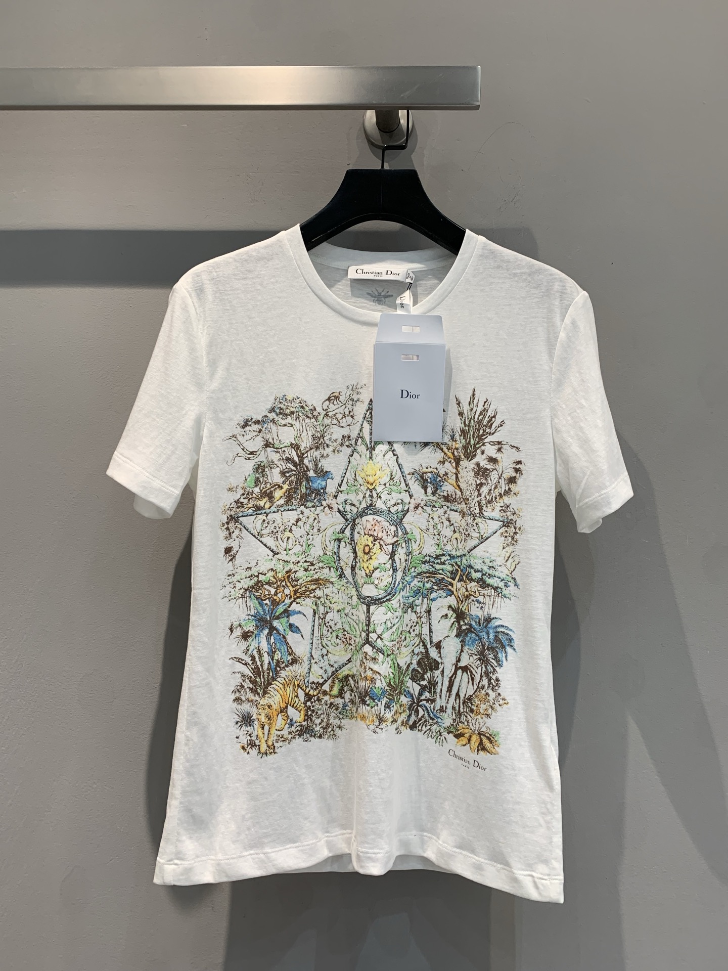 NO:310088,Special offer!  The new model is shipped and the original version is shot!  CD spring and summer new T-shirt, using original custom cotton-linen blend fabric, with a multi-color print of five-pointed star peacock on the chest, comfortable and breathable upper body, loose style, and can be worn by men and women!  SML, tees, t-shirt,alexander wang19860909特价！新款翻单出货啦原版实拍！CD春夏新款T恤,采用原版定制棉麻混纺面料,胸前五角星孔雀多色印花,上身舒适透气,偏宽松版型,男女可穿！SML,,tees，t-shirt,alexander wang,Women's clothing