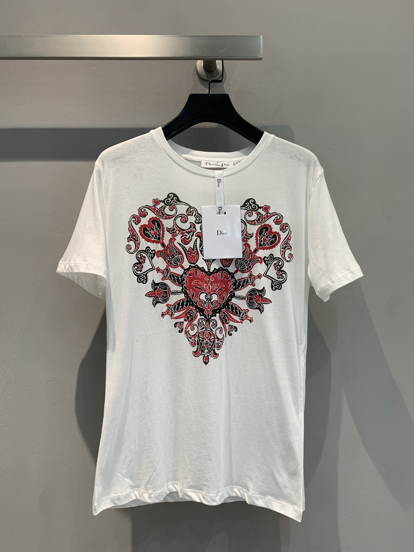 NO:310107,Special offer!  New models are shipped!  CD early spring new love T-shirt, original custom cotton-linen blended snowflake cotton fabric, Serriian-style love pattern on the chest, digital direct injection technology is clear and three-dimensional, the fabric is light and comfortable and super skin-friendly, and it complements with any bottom!  SML, tees, t-shirt,alexander wang19860909特价！新款出货啦！CD早春新款爱心T恤,原版定制棉麻混纺雪花棉面料,胸前塞尔利亚风情爱心图案,数码直喷技术清晰立体,面料轻薄舒适超级亲肤,搭配任何下装都相得益彰！SML,,tees，t-shirt,alexander wang,Women's clothing