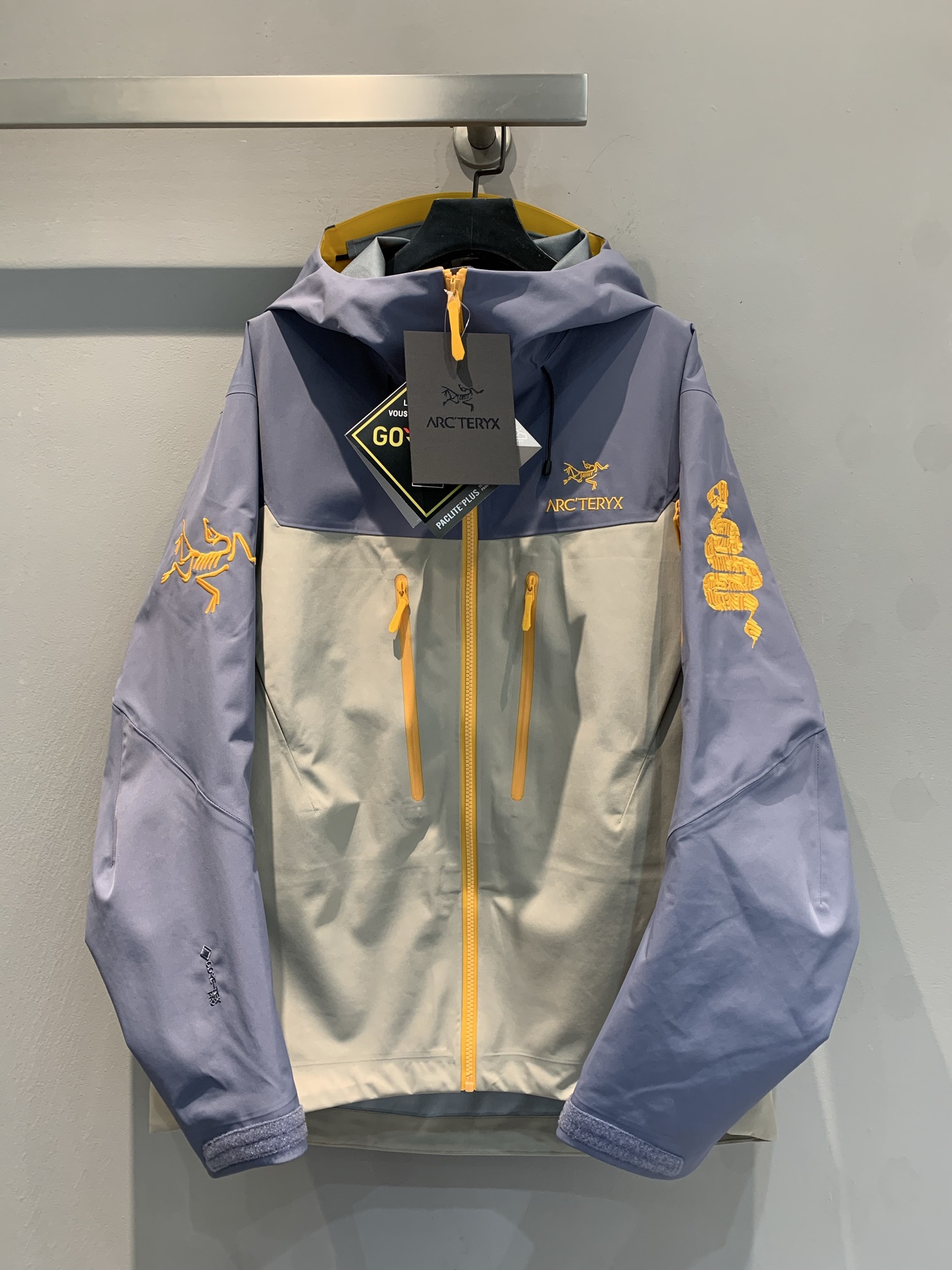 NO:308488,New version shipped top version 2025 early spring new Archaeopteryx hard shell jacket ALPHA SV series Snake year limited Gold embroidery logo on chest Snake-shaped elements embellished underarm zipper for quick ventilation WaterTight pressed glue waterproof zipper using GORE-TEX PRO technology fabric windproof and waterproof Ideal for extreme weather harsh environments Same model for men and women Size; S-XXL, loro pianaarc'teryx, alexander wang19860909新款出货啦顶级版本 2025早春新款始祖鸟硬壳冲锋衣 ALPHA SV系列 蛇年限定 胸前金色刺绣logo 衣袖蛇形元素点缀 腋下拉链便于快速通风 WaterTight压胶防水拉链 采用GORE-TEX PRO科技面料 防风防水 专为极端天气恶劣环境使用的理想选择 男女同款 码数；S-XXL,,loro pianaarc'teryx,alexander wang,Women's clothing