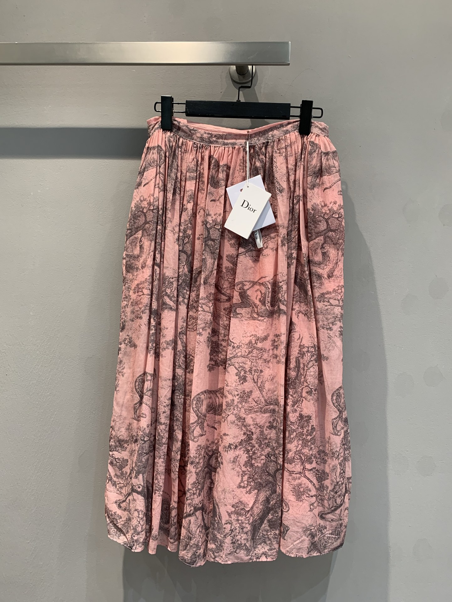 NO:309016,New models are shipped!  CD early autumn new animal latest series skirts, Chinese style full-body printed zoo ink painting elastic lace 360 ​​degree skirt hem, this series skirt is made of pure cotton material, and it can only be washed twice to achieve the soft feeling of the counter (the hard feel is not washed with water) The upper body is super comfortable and breathable, as if nothing is left. It is matched with pure cotton lining in the same color, and the full-body printed design seems to be in a beautiful Chinese ink painting. Number 36-38-40, skirts, alexander wang19860909新款出货啦！CD早秋新款动物最新系列半裙,中国风全身印花动物园水墨画松紧系带360度大裙摆,这一系列半裙采用纯棉材质,成衣水洗两次才能达到专柜的柔软感觉（手感硬挺版本都是没有经过水洗工艺的）上身超级舒适透气,轻若无物.配以同色系纯棉里衬,全身印花的设计 仿佛置身于一幅优美的中国水墨画之中.码数36-38-40,,skirts,alexander wang,Women's clothing