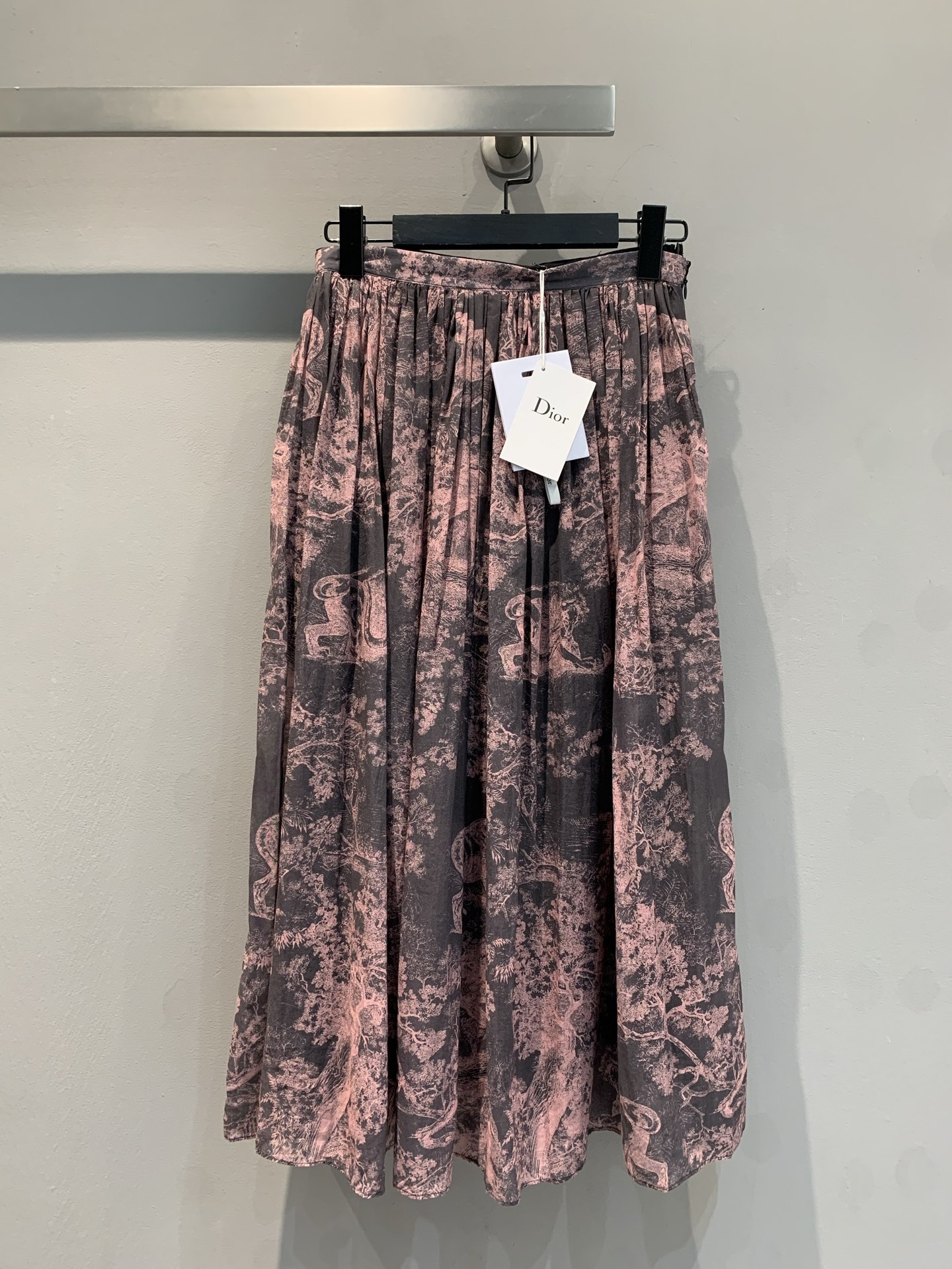 NO:309010,New models are shipped!  CD early autumn new animal latest series skirts, Chinese style full-body printed zoo ink painting elastic lace 360 ​​degree skirt hem, this series skirt is made of pure cotton material, and it can only be washed twice to achieve the soft feeling of the counter (the hard feel is not washed with water) The upper body is super comfortable and breathable, as if nothing is there. It is matched with pure cotton lining in the same color, and the full-body printed design seems to be in a beautiful Chinese ink painting. Number 36-38-40,, skirts, alexander wang19860909新款出货啦！CD早秋新款动物最新系列半裙,中国风全身印花动物园水墨画松紧系带360度大裙摆,这一系列半裙采用纯棉材质,成衣水洗两次才能达到专柜的柔软感觉（手感硬挺版本都是没有经过水洗工艺的）上身超级舒适透气,轻若无物.配以同色系纯棉里衬,全身印花的设计 仿佛置身于一幅优美的中国水墨画之中.码数 36-38-40,,skirts,alexander wang,Women's clothing