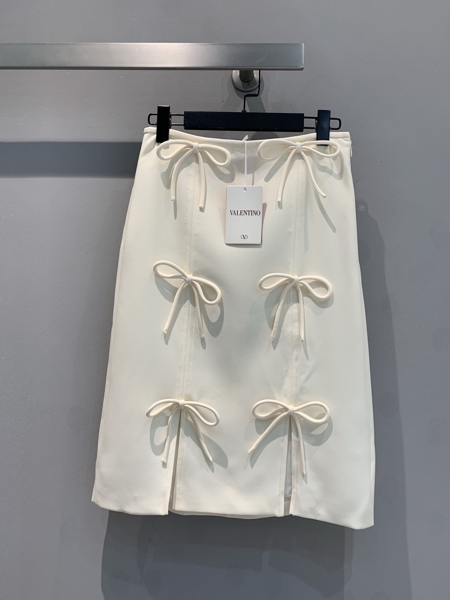 NO:310095,Special offer!  The new model is shipped. Valentin* early autumn new bow mid-length skirt, original customized silk wool fabric, pure handmade bow decoration, double-opening design on the hem is more feminine, the three-dimensional tailoring of the flower bud is particularly challenging to workmanship, and the high-waisted upper body looks super slimming!  Both colors are super easy to match!  Apricot black SML, valentino, skirts, alexander wang19860909特价！新款出货啦Valentin*早秋新款蝴蝶结中长半裙,原版定制丝羊毛面料,纯手工蝴蝶结装饰,下摆双开差设计更具女人味,花苞型立体剪裁特别考验做工,高腰版型上身超级显瘦！两个颜色都超好搭！杏色 黑色 SML,,valentino,skirts,alexander wang,Women's clothing