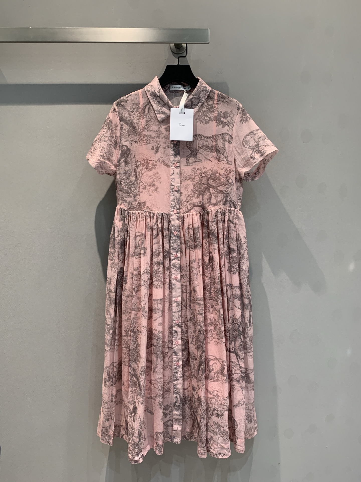 NO:308499,New models shipped!  CD spring and summer new lapel short-sleeved animal long dress, the shirt-style dress is decorated with Dior's signature joi print, carefully crafted in cotton tulle, and has been washed twice with ready-to-wear. The fabric is soft and thin without shrinking. The flowing mid-length design, the front buttons are open and closed mother-of-pearl buttons, paired with wide corner collar and pleated details to enhance the style, highlighting the waist curve. The texture is light, elegant and agile, light and elegant, with excellent temperament. 36 38 40,,dior,skirts,shirts,T-shirts,alexander wang19860909新款出货！CD春夏新款翻领短袖动物长款连衣裙,衬衫式连衣裙饰以 Dior 标志性的茹伊印花,采用棉质薄纱精心制作,历经两次成衣水洗,面料柔软轻薄不缩水,飘逸的中长款设计,正面纽扣开合珍珠母贝纽扣,搭配宽角领和褶裥细节提升格调,突显腰部曲线 质感轻盈 典雅又灵动,轻扬而风姿卓越. 码数36 38 40,,dior,skirts,shirts,T-shirt,alexander wang,Women's clothing