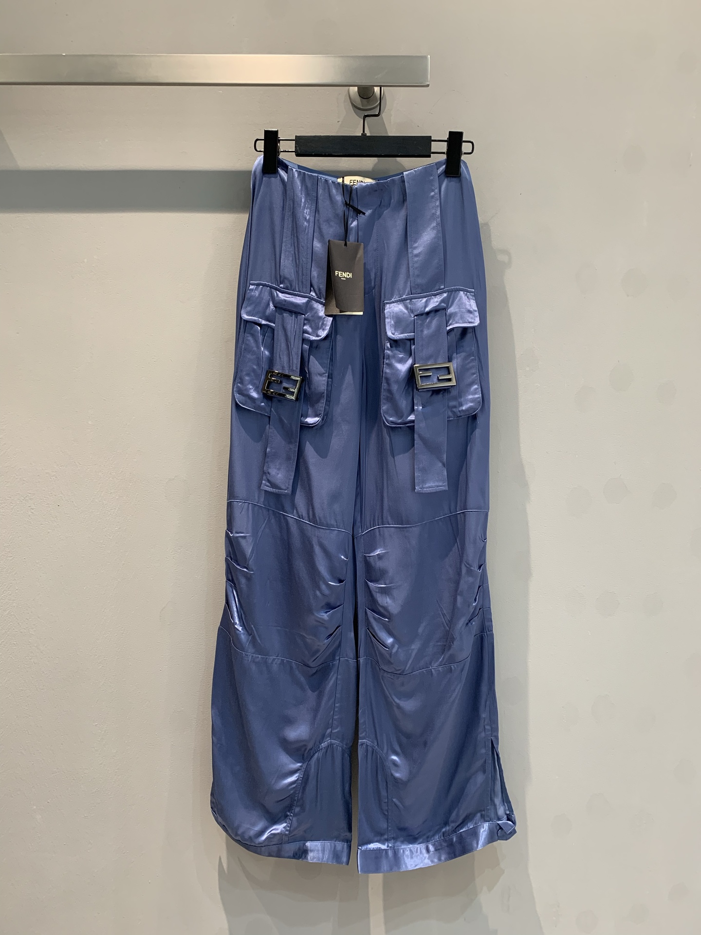 NO:310068,Special price new model shipped Fend* early autumn new pocket casual pants, original custom imported triacetic acid fabric, large pocket buckle decoration, casual body casual and light, white T is also super beautiful. Blue 36-38-40,,fendi,alexander wang19860909特价新款出货啦Fend*早秋新款口袋休闲裤,原版定制进口三醋酸面料,大口袋搭扣装饰,上身休闲轻盈,随意搭件白T也是超美.蓝色 36-38-40,,fendi,alexander wang,Women's clothing