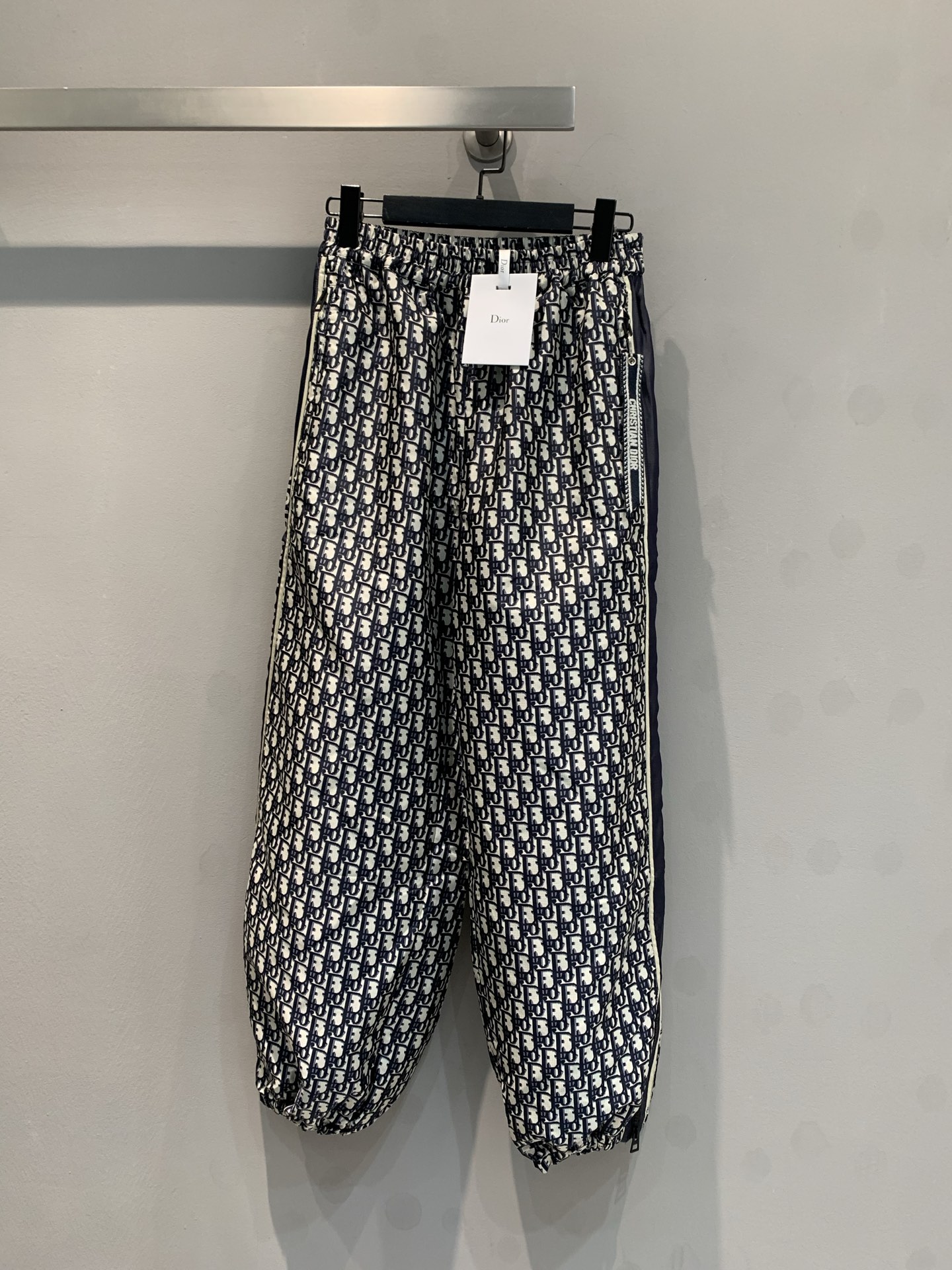 NO:309033,New style shipped original development CD jacquard elastic waist trousers from DiorAlps Limited series Reinterpreting winter sports items Highlights classic logo with a classic design of Dior high-order spirit. It is carefully crafted from blue quilted taffeta technology fabric, highlighting blue Oblique print, with the side embellished with the bar pattern of 