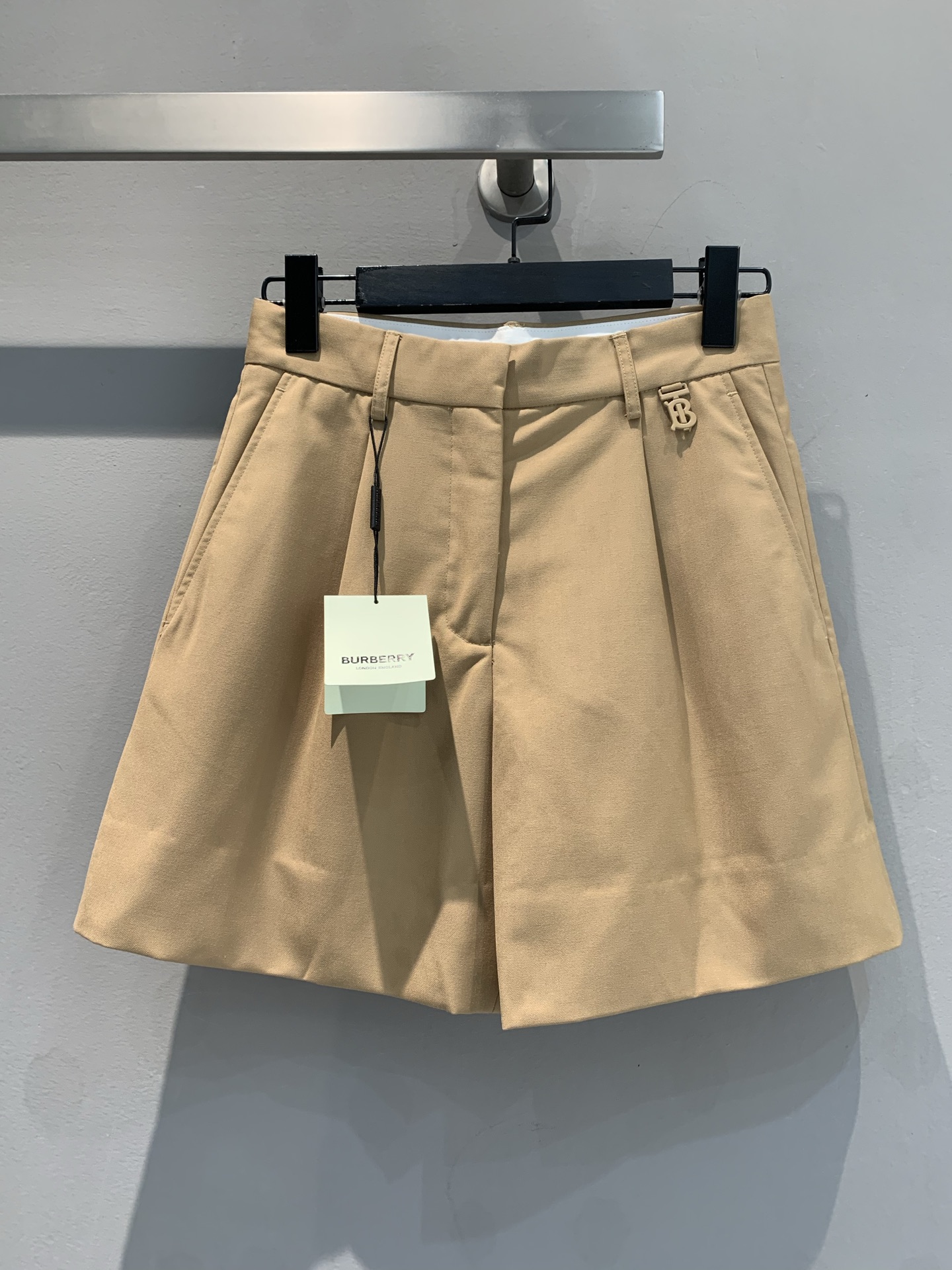 NO:310092,Special offer!  The new style is shipped by B-home early autumn new wool mid-trousers, which are imported wool worsted fabrics, and the color is very high-end dark camel color can be matched all year round. The original molded B-shaped hanging ornament at the waist is the right one!  The upper body is very beautiful with long-sleeved and short-sleeved sleeves. SML, T-shirt, alexander wang19860909特价！新款出货啦B家早秋新款羊毛中裤,采用进口绵羊毛精纺面料,颜色是很高级的深驼色一年四季都可以搭配,腰间原版开模B字挂饰.裤长是恰到好处的那种！上身搭配长袖短袖都非常漂亮.SML,,T-shirt,alexander wang,Women's clothing