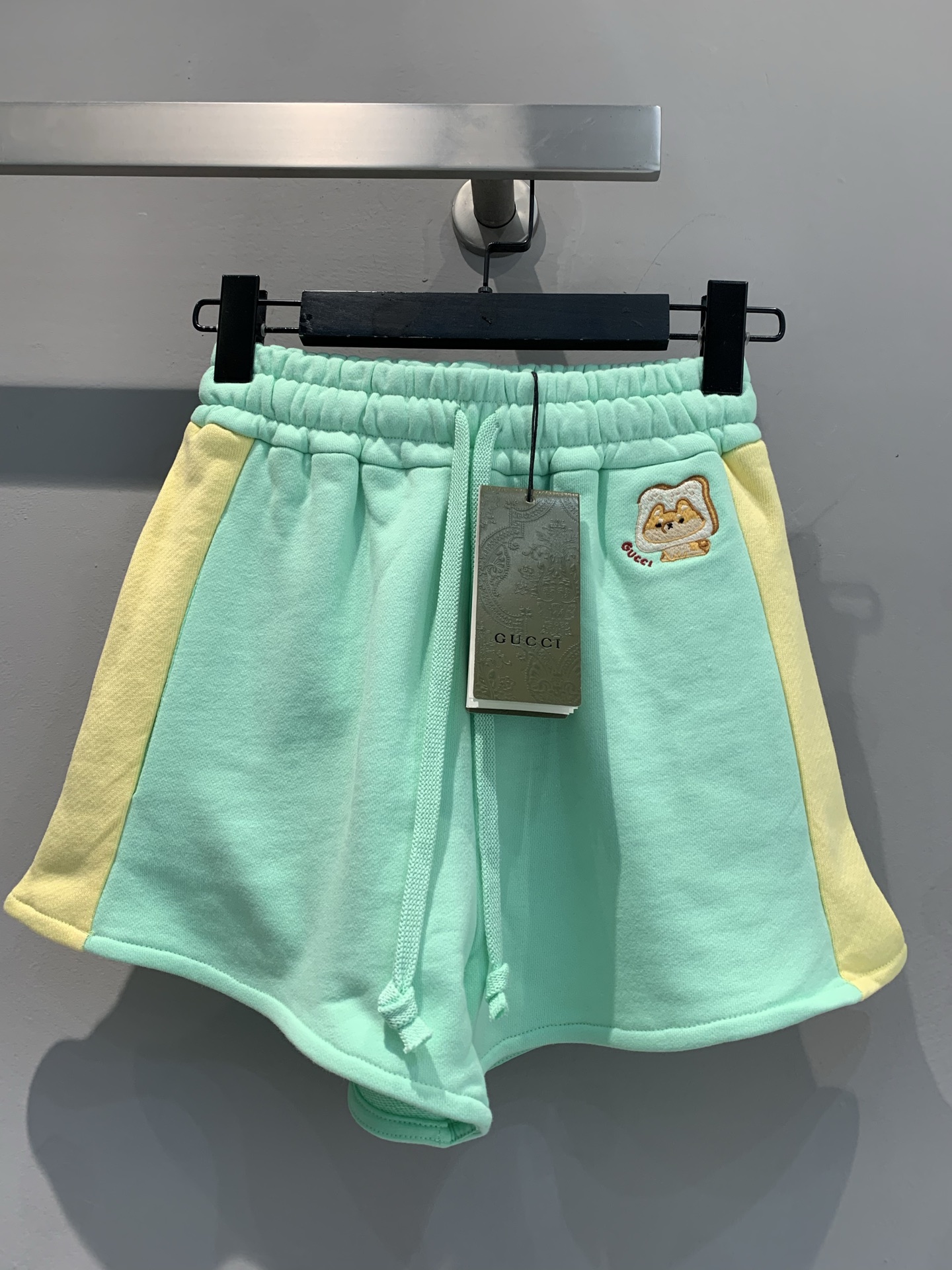 NO:310073,Special price G-home co-branded limited series toast dog embroidered sports shorts, elastic waist is particularly comfortable and convenient to wear, it can be worn casually, super slimming and long legs yb customized fabric is comfortable and comfortable. S M L, gucci, shorts, alexander wang19860909特价G家联名限量系列吐司狗刺绣运动短裤 松紧腰特别舒适方便穿随意搭配都超可上身超级显瘦又显腿长yb定制面料舒服到爆.码数S M L,,gucci,shorts,alexander wang,Women's clothing