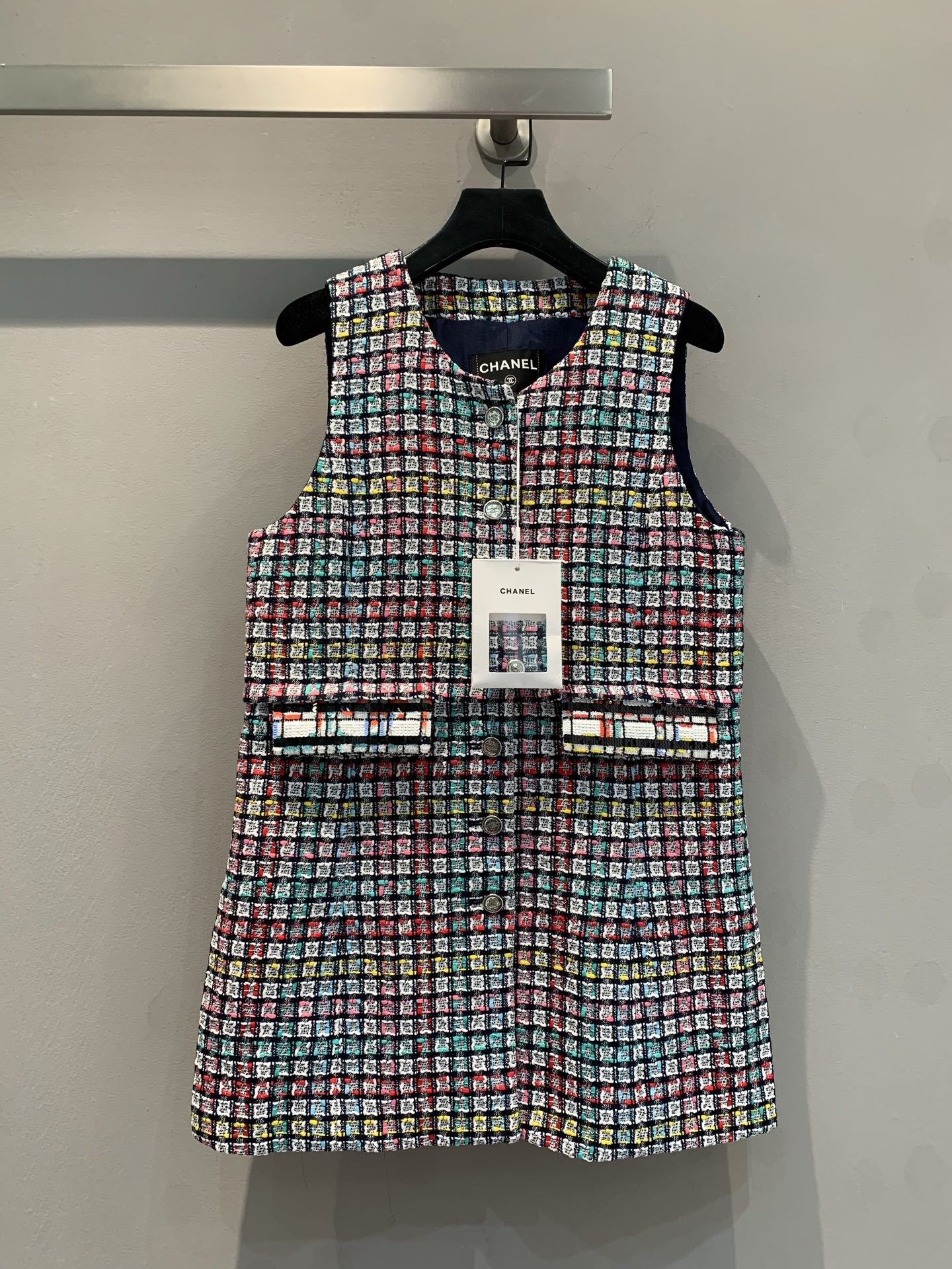 NO:309555,New model is shipped. Original development. With dust bag. C home early spring new color plaid tweed vest skirt has been selected. High-quality tweeds are rich in texture and high-quality texture. Each interwoven highlights exquisite craftsmanship. The crispness makes the skirt less likely to deform and makes it look more neat when worn. 100% mulberry silk lining. The style is sleeveless straight-tube design, which modifies the body while still elegant and atmospheric. The neckline is simple and elegant, highlighting the neckline; the two symmetrical pockets add practicality and retro charm; the skirt length is moderate, so it can be easily controlled in casual or formal occasions. Number of 36 38 40, chanel, skirts, alexander wang19860909新款出货啦 原版开发 配防尘袋C家早春新款彩色格纹粗花呢背心裙经甄选高品质粗花呢,纹理丰富且质感上乘,每一处交织都彰显着精湛工艺.挺括的特质让裙子不易变形,穿着时更显利落.百分百桑蚕丝内衬.版型为无袖直筒设计,修饰身形的同时又不失优雅大气.领口简约大方,凸显颈部线条；两个对称口袋增添实用性与复古韵味；裙摆长度适中,无论是休闲还是正式场合都能轻松驾驭.码数36 38 40,,chanel,skirts,alexander wang,Women's clothing