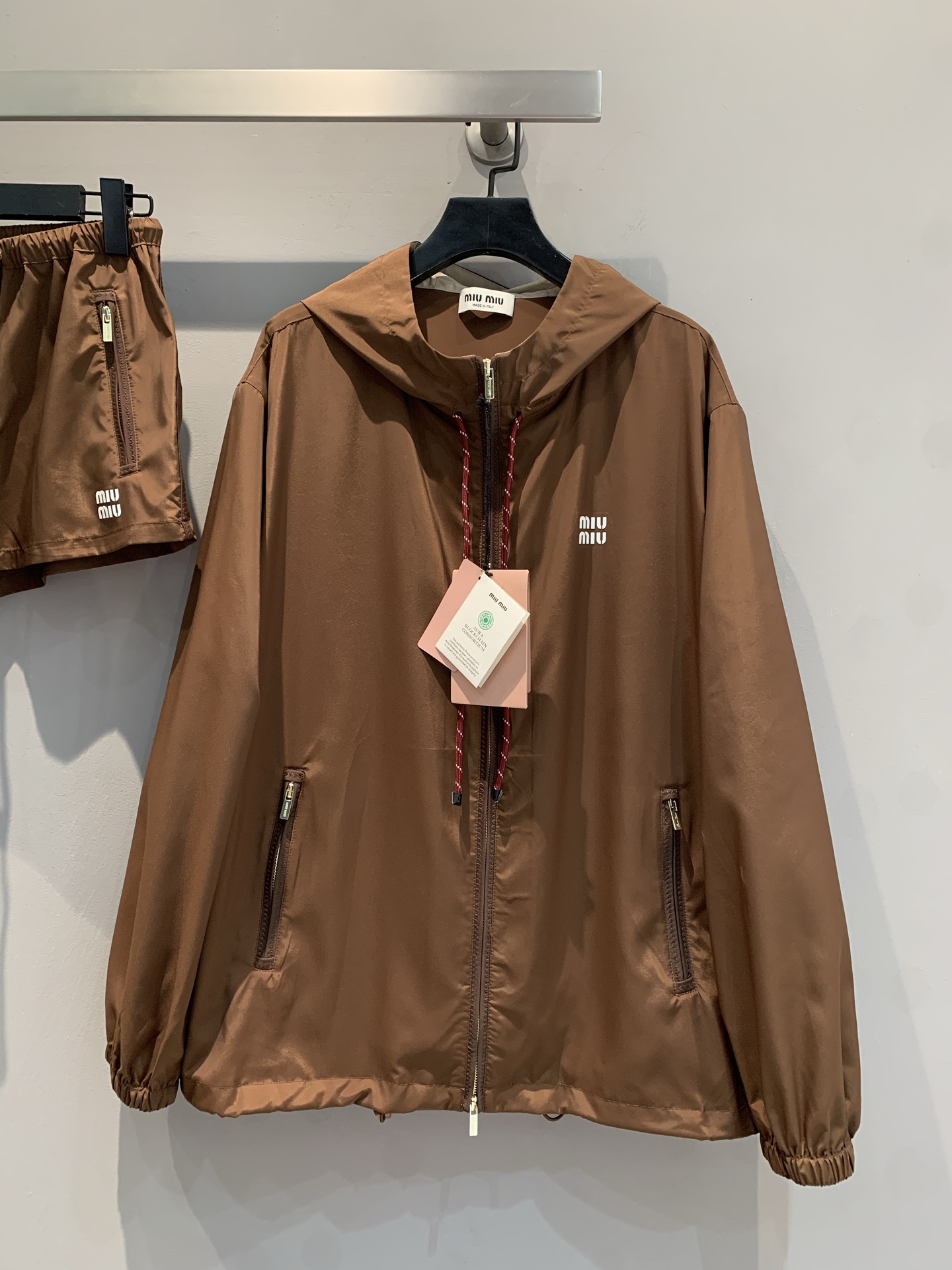 NO:309567,Jackets and shorts are shipped. Original development Miumi* early spring new memory silk sun protection set. The fabric is light, comfortable and breathable. Customized hardware accessories, side contrasting wavy embroidery craft webbing, excellent texture and versatile style. The brand logo is eye-catching and embellished, showing a unique style. The efficient sun protection material supports the skin, allowing you to shine in the sun, and easily become the focus of the street. S M L,,miumiu, shorts, jackets & coats, real silk, alexander wang19860909外套 短裤款出货 原版开发Miumi*早春新款记忆真丝防晒套装.面料轻盈舒适透气质感超赞.定制五金配件,侧边撞色波浪刺绣工艺织带,质感上乘,版型百搭.品牌标识醒目点缀,彰显独特风格.高效防晒材质,为肌肤撑起保护伞,让你在阳光下尽情闪耀,轻松成为街头焦点.码数S M L,,miumiu,shorts,jackets & coats,real silk,alexander wang,Women's clothing