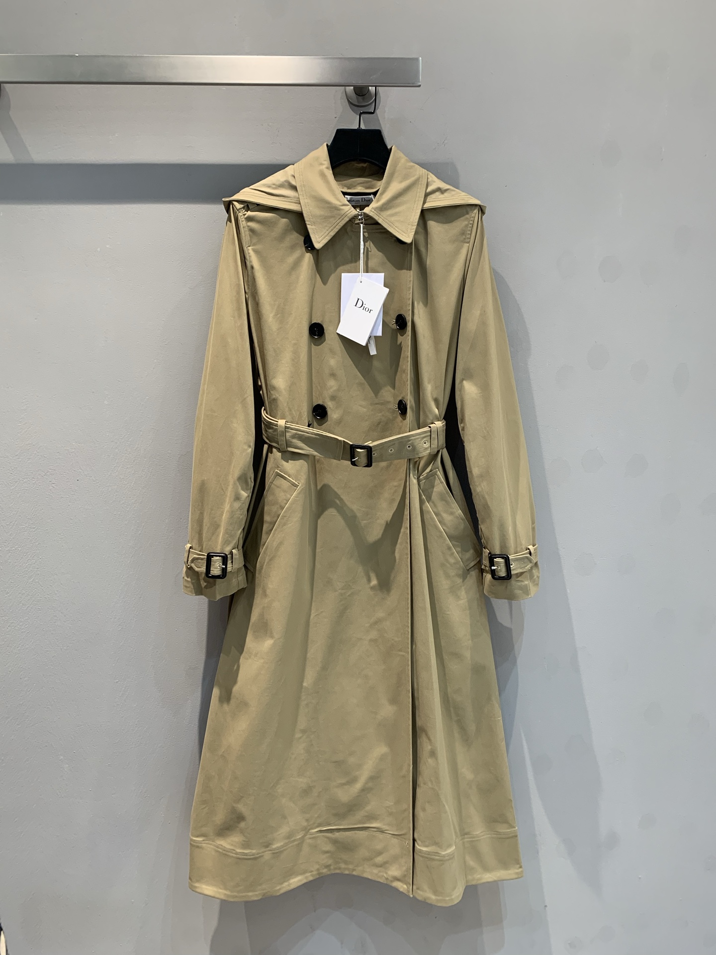 NO:310102,Special price turn-up orders are shipped!  The new CD hooded long windbreaker made of twill cotton. The total number of roots is quite high, which shows such an extraordinary sense of quality. It feels strong to feel muscles and bones, and the overall appearance is micro-A-shaped, which is very inclusive!  Equipped with a belt, the 