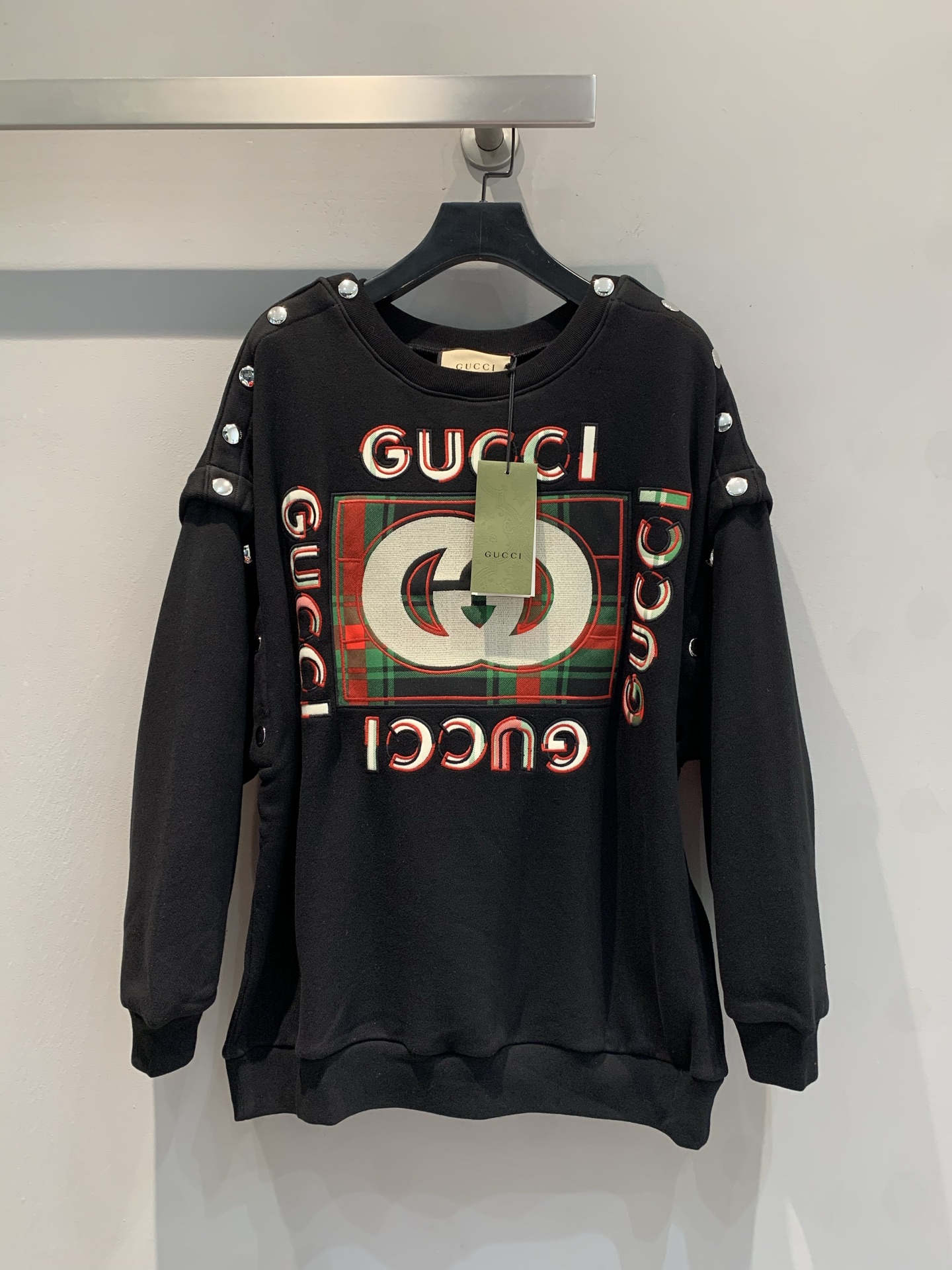 NO:310050,Special offer GUCC's newest round neck sweatshirt, letters and retro logo prints, sleeves and metal buttons make this silhouette more charming, loose style, same style for men and women, size sml, gucci, hoodie, sweatshirts, alexander wang19860909特价 GUCC*新款圆领卫衣,字母复古标识印花,衣袖饰金属纽扣令这款廓形倍添魅力,宽松版型,男女同款,码数sml,,gucci,hoodie,sweatshirts,alexander wang,Women's clothing