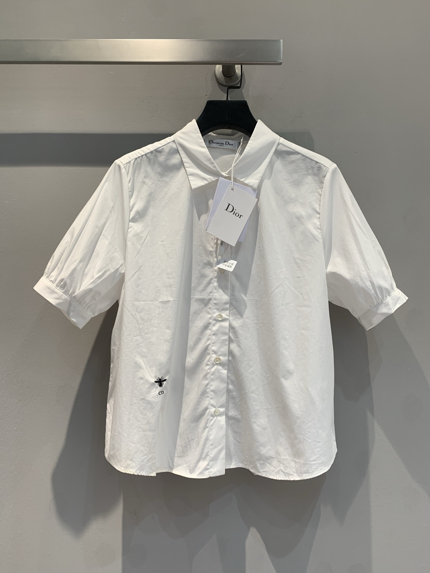 NO:324878,New model is shipped. Original development. CD spring and summer new lantern sleeve short-sleeved shirt is carefully crafted from white cotton poplin, decorated with lantern short-sleeved sleeves and exquisite bee embroidery. Pearl buttons on the front. Peter lapel   lantern sleeves. The upper body gives people a playful palace style, with a slightly girlish feel. Natural air feel, and the upper body is breathable and skin-friendly. Single-wear layering is a good choice!  Number of codes 36 38 40, T-shirt,alexander wang19860909新款出货啦 原版开发 CD春夏新款灯笼袖短袖衬衣 采用白色棉府绸精心制作,饰以灯笼短袖和精致的小蜜蜂刺绣 正面珍珠纽扣开合 彼得翻领 灯笼袖 上身给人一种俏皮的宫廷风,略带少女感 自然空气感好,上身透气亲肤 单穿叠穿都是不错的选择！码数36 38 40,,T-shirt,alexander wang,Women's clothing