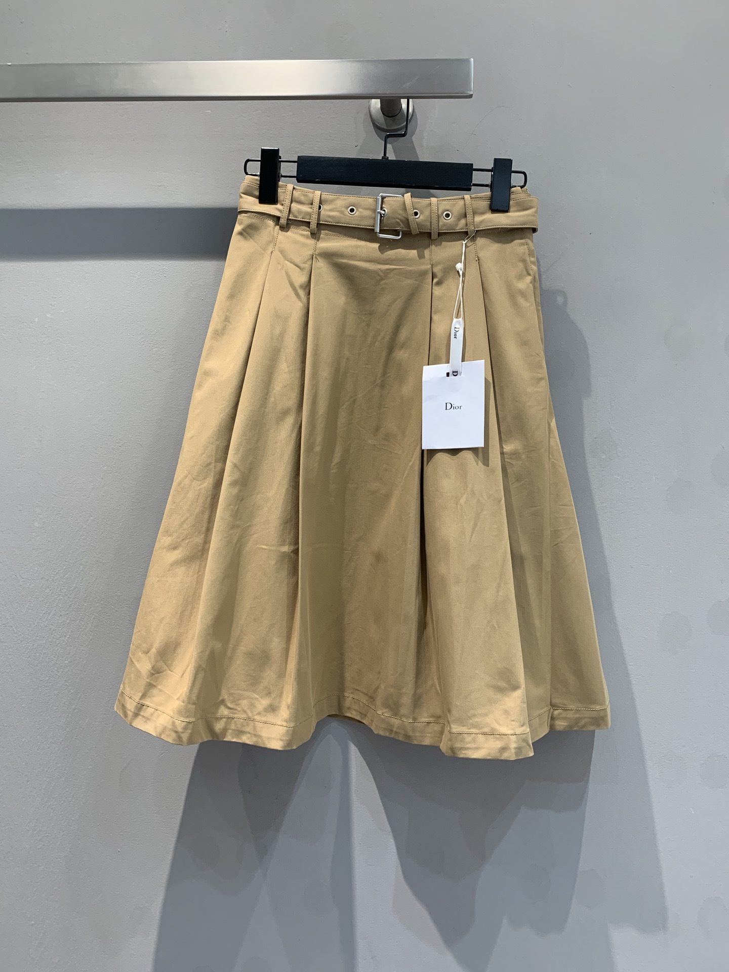 NO:310119,Special price new CD early autumn new khaki skirt, original fixed-woven pure cotton fabric, high-waisted style with letter belt, this one is a mid-difference style that is just right over the knee, and it looks very good with a shirt jacket. The skirts this season are all too beautiful, but this one is the best dress style, with a medium-thickness fabric that allows the whole skirt to hold up. 36-38-40,, skirts, jackets & coats, shirts, alexander wang19860909特价新款出货啦CD早秋新款卡其色半裙,原版定织纯棉面料,高腰版型搭配字母腰带,这款是中差距版型长度恰到好处穿的过膝,搭配衬衫外套都十分显身材.这一季的半裙都太美了,但是这一款是最好搭的裙型,中等厚度面料让整个半裙能够撑得起来.36-38-40,,skirts,jackets & coats,shirts,alexander wang,Women's clothing