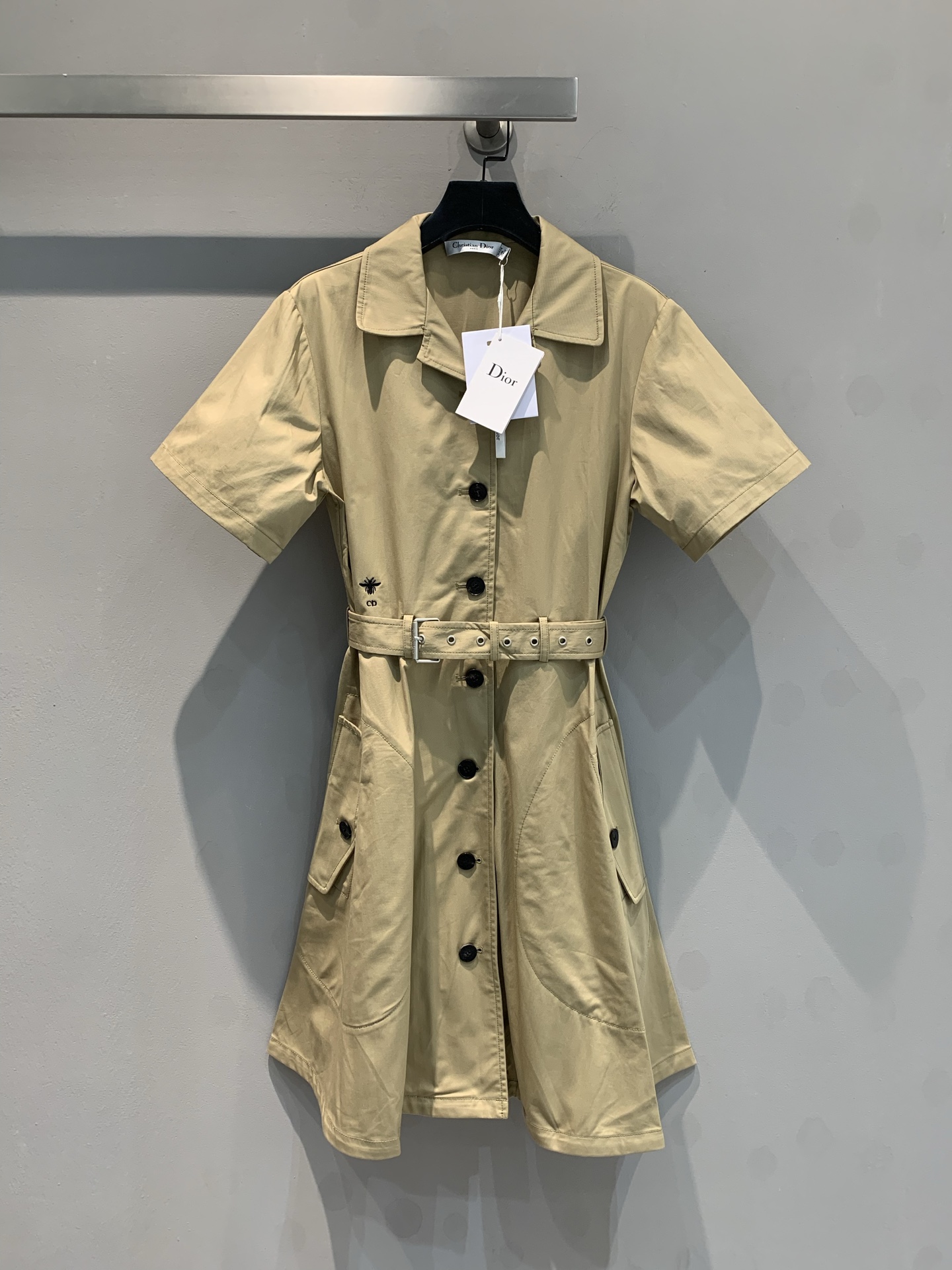 NO:310096,Special offer!  The new CD early autumn short-sleeved dress is still in hot khaki colors in autumn and winter. It is imported Gabadian pure cotton fabric with excellent wrinkle resistance. Each piece of fabric is cut in three-dimensional laser!  The upper body is light and breathable, and it is perfect for the inner wear!  36-38-40,,skirts,T-shirt,alexander wang19860909特价！新款出货啦CD早秋款短袖连衣裙,依然采用秋冬火热的卡其色系,进口嘎巴甸纯棉面料,抗皱性比较出色.每块面料都是立体激光剪裁！上身轻盈透气,做内搭也十分完美！36-38-40,,skirts,T-shirt,alexander wang,Women's clothing