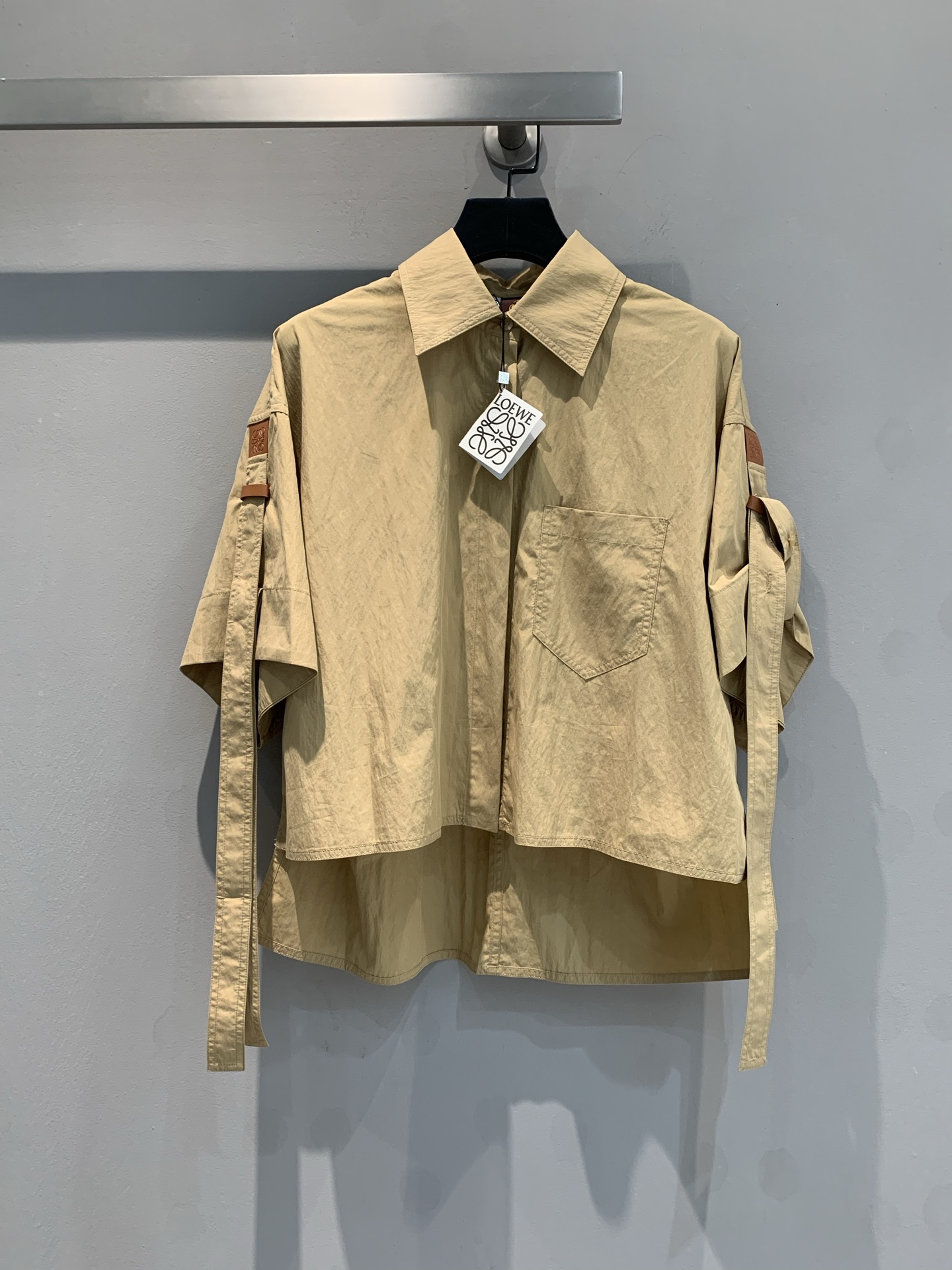 NO:310082,Special offer!  New models shipped Loew* new summer island series sunscreen shirt, original customized cotton technology fabric, breathable and sunscreen, short front and long back style design, leather ribbons on the shoulder highlight the brand’s personality!  A good model that is not picked!  SML, loewe,shirts,alexander wang19860909特价！新款出货啦Loew*夏季新款海岛系列防晒衬衫,原版定制棉纺科技面料,透气且兼具防晒效果,前短后长风格设计,肩部皮牌飘带凸显品牌个性！不挑的的好款！SML,,loewe,shirts,alexander wang,Women's clothing