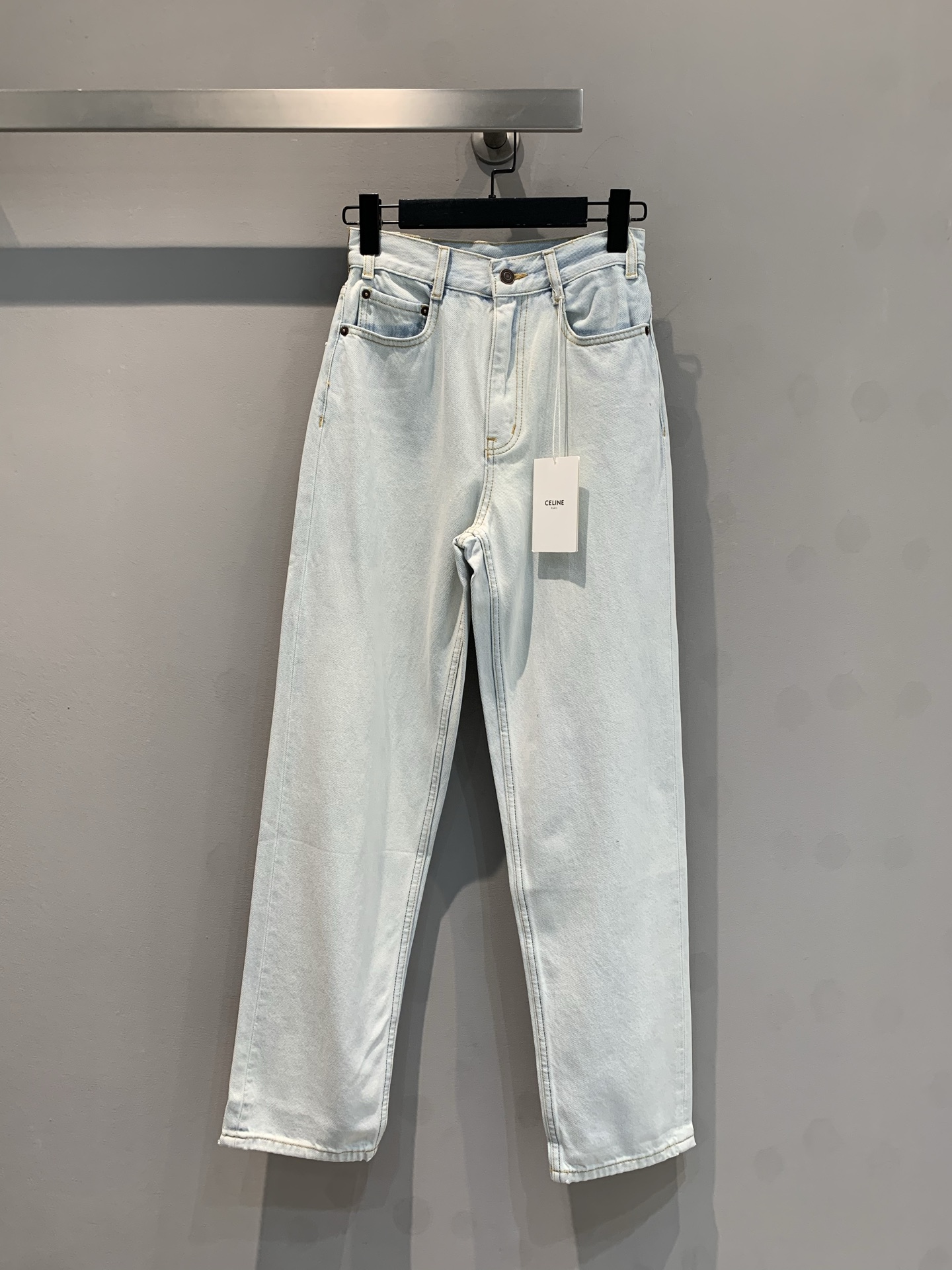 NO:310062,Special offer!  New models are shipped Celin* new gray-white jeans in autumn and winter, original custom tannin washing fabric, the original fabric is blue, and after three washes, it can achieve this old gray-white effect!  The straight and loose style is straight, and the high waist makes the upper body look versatile!  SML, celine, jeans, alexander wang19860909特价！新款出货啦Celin*秋冬新款灰白牛仔裤,原版定制丹宁水洗面料,原面料为蓝色,历经三次水洗才能达到这个做旧灰白效果！直筒偏宽松版型,高腰显瘦上身百搭！SML,,celine,jeans,alexander wang,Women's clothing