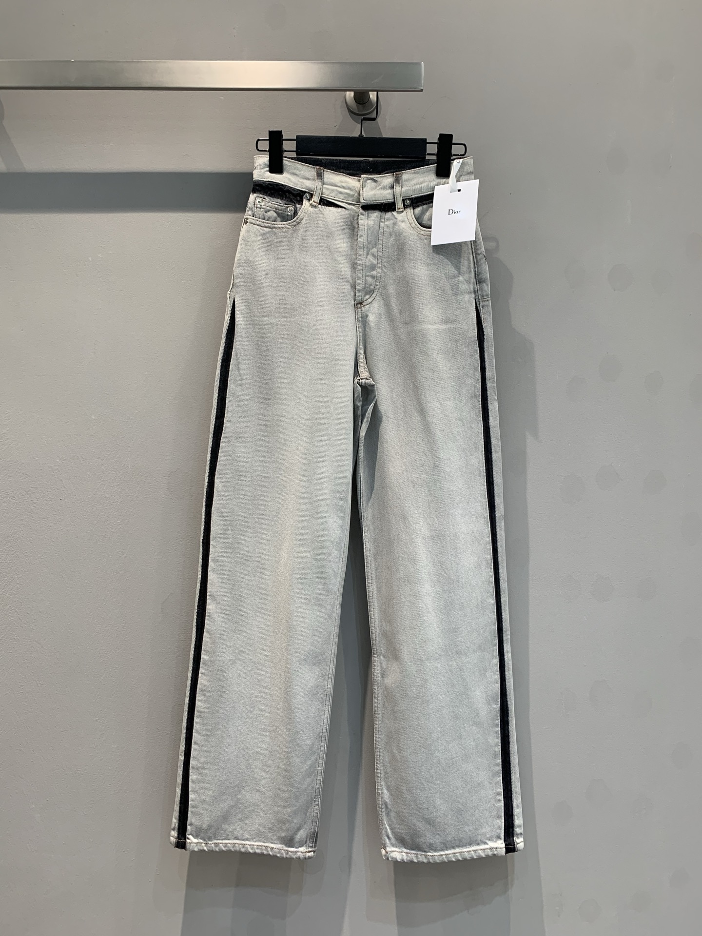 NO:310093,Special offer!  The new model is out of stock M350!  Original real shot!  CD autumn and winter new gray-white denim straight-leg pants are made of original custom denim wash fabric. The side seams and pocket lines are all washed with ready-to-wear. The back is decorated with the iconic leather brand. The high-waisted pants are versatile and look taller. A series of tops can be matched!  34-36-38,,alexander wang19860909特价！新款出啦货M350！原版实拍！CD秋冬新款灰白牛仔直筒裤,采用原版定制丹宁水洗面料,侧缝及口袋线条均为成衣水洗效果,后背标志性皮牌装饰,高腰裤型上身百搭显高,一系列上衣均可搭配！34-36-38,,alexander wang,Women's clothing