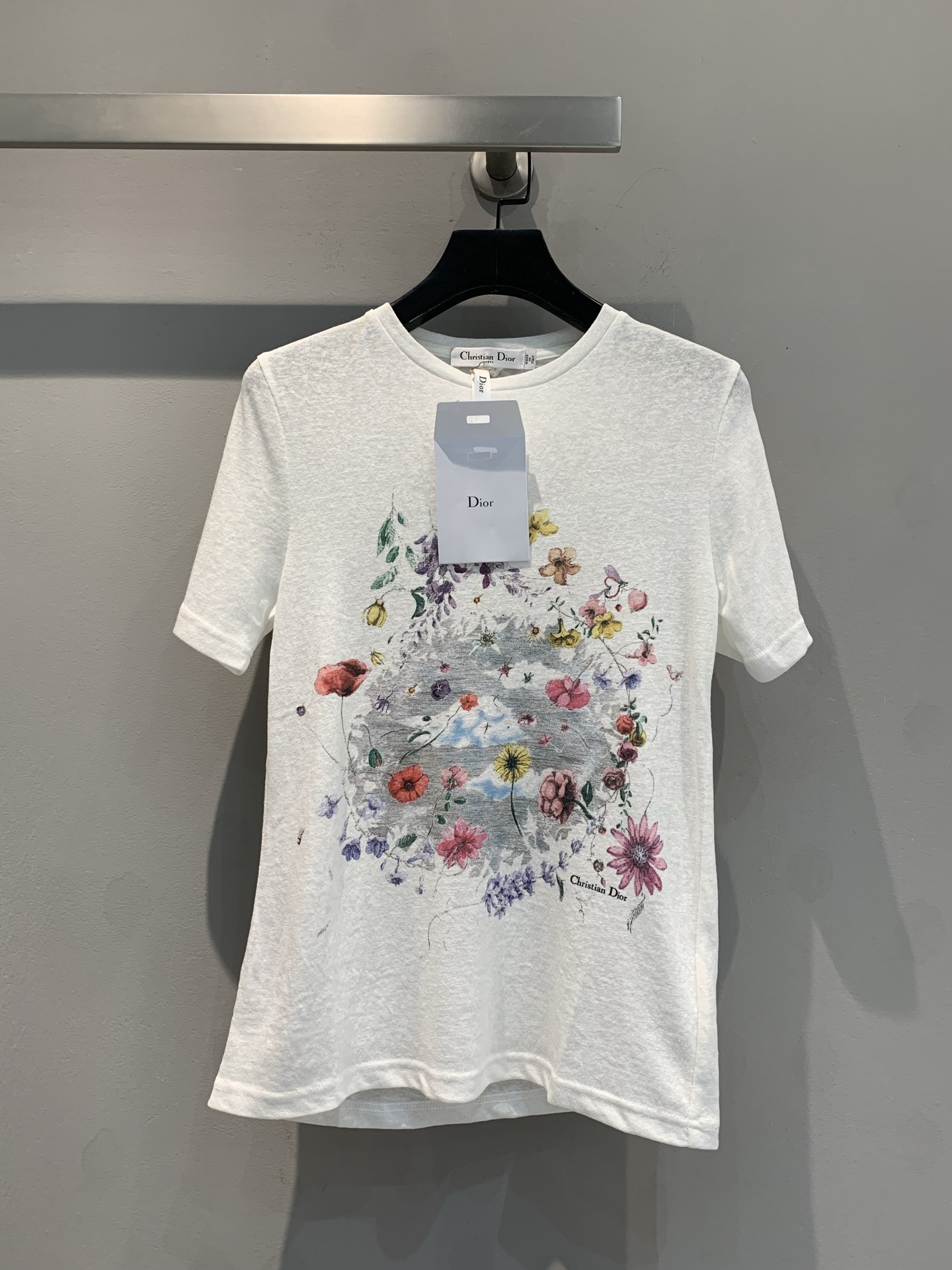 NO:310085,Special offer!  New models shipped CD early autumn new knitted T-shirt, original customized pure cotton yarn, imported woven technology shows thin and transparent effect, ink and floral print on the chest, and light skin on the upper body is super breathable!  36-38-40,,tees,t-shirt,alexander wang19860909特价！新款出货啦CD早秋新款针织T恤,原版定制纯棉纱线,进口机织工艺展现薄透效果、胸前水墨花卉印花,上身轻肤超级透气！36-38-40,,tees，t-shirt,alexander wang,Women's clothing