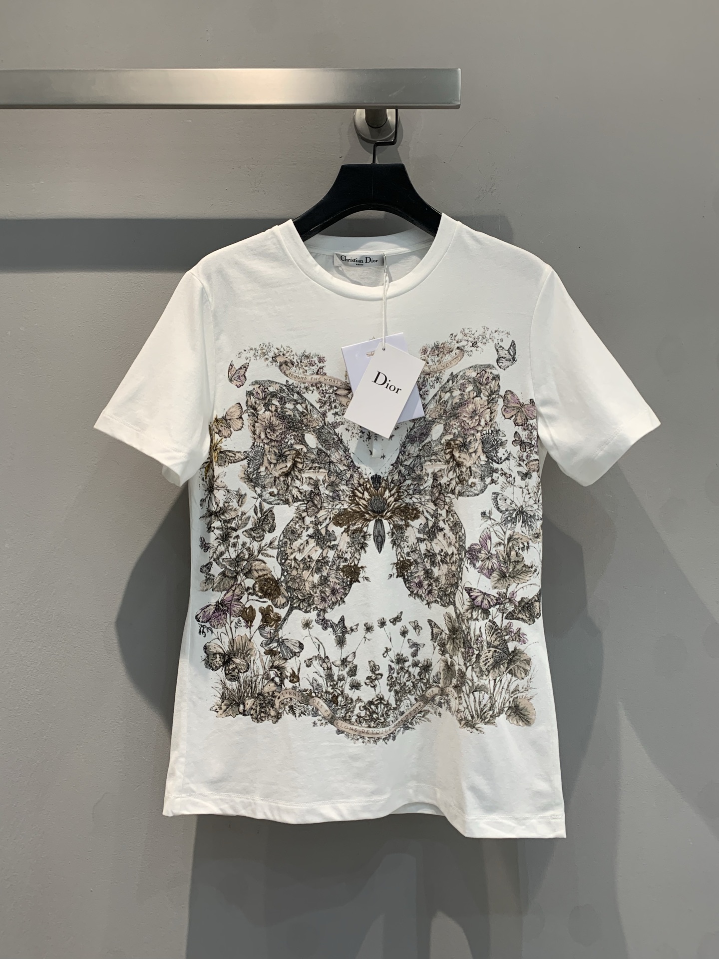 NO:310081,Special offer!  The new CD spring and summer T-shirt is shipped, using original custom cotton-linen blended snowflake fabric, super complex butterfly colorful prints on the chest, comfortable and breathable upper body, regular style!  SML, tees, t-shirt,alexander wang19860909特价！新款出货啦CD春夏新款T恤,采用原版定制棉麻混纺雪花面料,胸前超复杂的蝴蝶多彩印花,上身舒适透气,常规版型！SML,,tees，t-shirt,alexander wang,Women's clothing