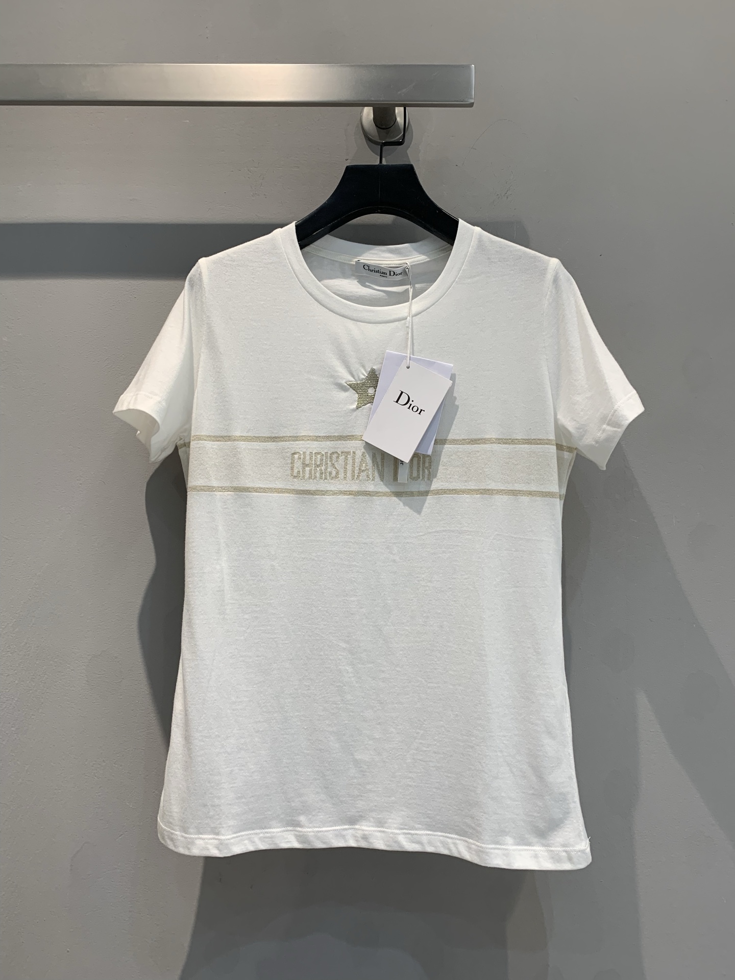 NO:310089,Special offer: New CD Spring and Summer T-shirts, using original customized cotton-spinned fabric, with jacquard strips on the chest, and gold thread Lucky Star embroidery lifelike. The whole dress looks simple and actually is extremely difficult, and the regular version!  SML, tees, t-shirt,alexander wang19860909特价 新款出货啦CD春夏新款T恤,采用原版定制棉纺水洗面料,胸前金属丝提花织条镶嵌,金线幸运星刺绣栩栩如生,整件衣服看似简洁其实难度超高,常规版型！SML,,tees，t-shirt,alexander wang,Women's clothing