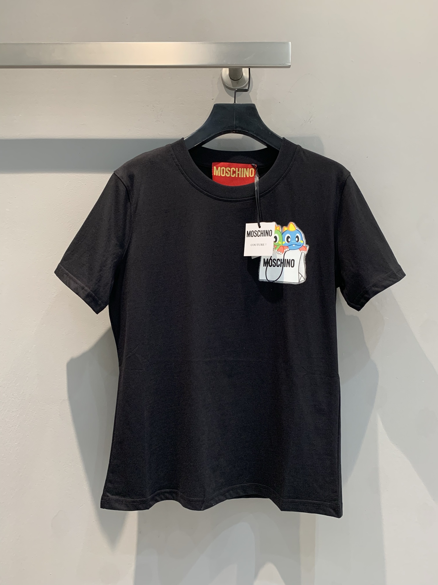 NO:310077,Special offer Moschin* Dragon Year limited new style, Bubble Dragon printed short-sleeved T-shirt, customized YB cotton material, double mercerized processing, smooth and comfortable texture, use active printing technology, rainbow Bubble Dragon pattern decoration, fun and age-reducing, loose fitting, fashionable and fashionable while inclusive, classic and versatile black and white, free to buy, cute and age-reducing S M L,, T-shirt,tees, t-shirt,alexander wang19860909特价 Moschin*龙年限定新款 泡泡龙印花短袖T恤 定制YB全棉材质 双丝光处理 质感滑爽舒适 沿用活性印花工艺 彩虹泡泡龙图案装饰 趣味减龄 宽松版型剪裁 包容之余时髦洋气 经典百搭黑白双色 随意入手 可爱又减龄 S M L,,T-shirt,tees，t-shirt,alexander wang,Women's clothing