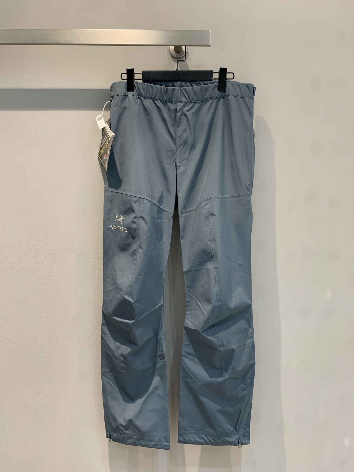 NO:310074,Special offer Hard shell pants ARC'TERYX / Archaeoptera Beta pants waterproof gtx hard shell full zipper waterproof charge pants. -The popularity of Archaeoptera is needless to say, from professional outdoor climbing hard shell series to casual young urban hard shell details to lightweight and durable soft shell series?  Without exception, the Archaeopteryx can be seen everywhere in the luxury winds of the Winter Olympics to the outdoors and then to the city. -Be prepared to deal with changes in terrain, temperature, weather, wind, rain and snow. Beta pants with different utilization rates make activities possible under these conditions and environments. The GORE-TEX fabric is made of GORE C-KNIT Backer Technology, which improves comfort and breathability. The side poolside zipper is simple to wear and three-dimensional pattern to maximize mobility. -Three-dimensional cut, scimitar pants curve perfectly modify the leg shape, GOER  TEX film fabric has no sense of restraint, taking into account waterproof, wear-resistant, light and light, and is also very breathable and refreshing! The full zipper design and the button fixing of the trouser mouth can allow you to match various shoes in daily life. The style of this pants is extremely commuting, not picking on the figure, retaining the purity of the original outdoor function, and also melting the elements of functional style. Whether it is high-top, low-top, shoes, wide, narrow, and wide, they can fit perfectly, and they can be matched well whether it is daily commuting or date! -Original one-to-one, custom-made composite GORE TEX fabric, fabric process coating, special process of waterproof and glue, and unique process of pressing, customized original YKK zippers and logo buttons, seem simple, but the process is extremely complex, the quality is absolutely ceiling, and details determine the quality. Size: S M L, arc'teryx, alexander wang19860909特价 硬壳神裤ARC'TERYX / 始祖鸟Beta pants防水gtx硬壳全拉链防水冲锋裤. -始祖鸟的火爆程度不必多说,从专业的户外登山硬壳系列到休闲年轻的都市硬壳细节再到轻便耐穿的软壳系列？无一例外得到了一致的好评,从冬奥到户外再到都市的奢风中随处可见始祖鸟的身影. -要准备好应对地形、气温、天气变化、风、雨和雪的变化,利用率不同的beta裤子使在这些条件和环境下进行的活动成为可能.坚固耐用的防水和防风GORE-TEX面料采用了GORE C-KNIT Backer Technology, 提高了舒适度和透气性. 侧面的池边拉链,穿着脱得简单,立体的图案,最大限度地提高了活动性. -立体裁剪,弯刀裤型曲线完美修饰腿型, GOER TEX贴膜面料没有任何束缚感,兼顾防水,耐磨,轻薄的同时,还十分透气清爽!全拉链的设计以及裤口的按钮固定,可以让你在日常搭配各种各样的鞋子,这款裤子版型极其通勤,不挑身材,保留了原有户外功能的纯粹,同时也融化了机能风的元素,无论是高帮低帮 鞋宽偏窄偏宽都能完美的契合,无论是日常通勤还是约会都可以很好的搭配! -原版一比一定制复合 GORE TEX面料,面料过工艺涂层,防水过胶的特殊工艺,以及压胶独特工艺,定制原版YKK拉链、logo纽扣,看似简单,实则工序极其复杂,品质绝对天花板,细节决定品质. 尺码 : S M L,arc'teryx,alexander wang,Women's clothing