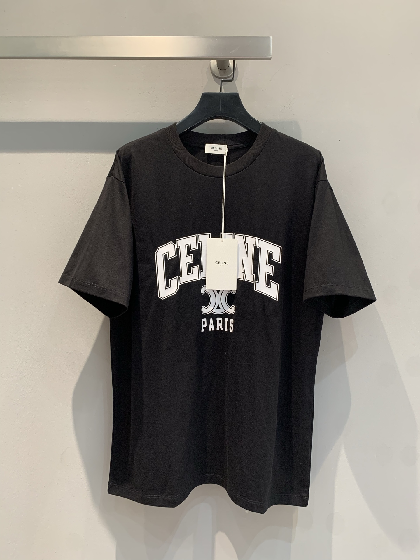 NO:311600,New models are shipped. Original development celin*2025 spring and summer new pure cotton letter logo T-shirt. The OS version is coming!  This black T-shirt, with a striking logo with iconic elements, shows high-end in simplicity. The loose style is comfortable and fashionable on the upper body, and it is easy to create a Parisian street style. Fashion experts should not miss it. S M L, celine, tees, t-shirt, alexander wang19860909新款出货啦 原版开发 celin*2025春夏新款纯棉字母logoT恤.OS版型经典来袭！这件黑色T恤,醒目大logo搭配标志性元素,简约中尽显高级.宽松版型,上身舒适又时髦,轻松打造巴黎街头范儿,时尚达人不容错过 .码数S M L,,celine,tees，t-shirt,alexander wang,Women's clothing