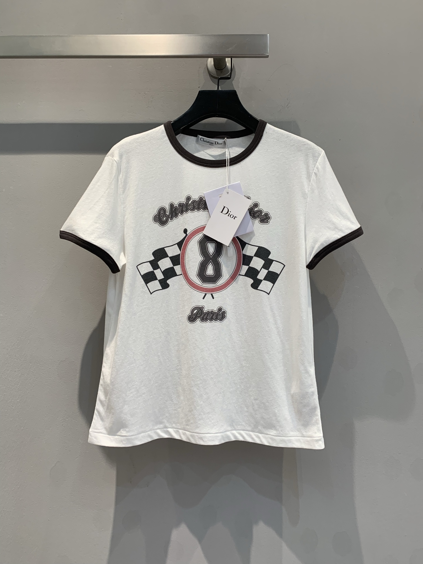 NO:310547,The new model is shipped and the original development CD2025 spring and summer new cotton-linen blended letter T-shirt. This T-shirt is customized with linen blended material, soft and comfortable to wear, and is a versatile style. The clothes are printed with black and white checkered flag patterns, the overall design is fashionable, and the upper body is super comfortable. Classic element printing is full of fashion sense, and it looks good no matter how you match it. It is easy to grasp the fashionable feeling, and it is a must-have fashion!  36 38 40, tees, t-shirt,alexander wang19860909新款出货啦原版开发 CD2025春夏新款棉麻混纺字母T恤.这件T恤以亚麻混棉材质定制,穿着柔软舒适,属于百搭款式.衣服上印有黑白方格旗图案,整体设计时尚,上身超舒服.经典元素印花,时髦感拉满,怎么搭都好看,轻松拿捏时尚感,时尚精必入！码数36 38 40,,tees，t-shirt,alexander wang,Women's clothing