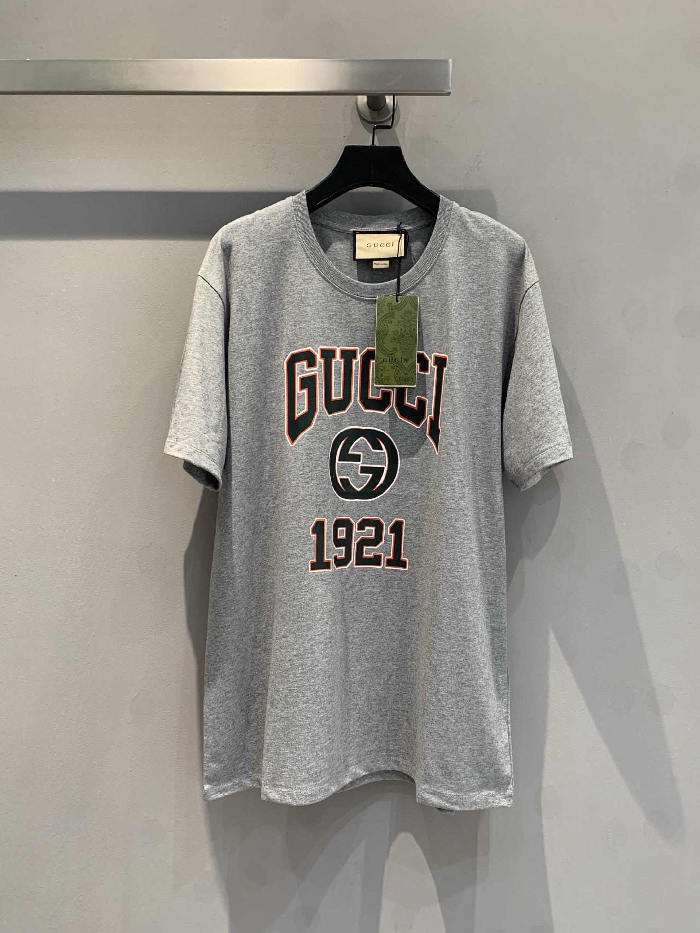 NO:321470,Special offer New G-home gray knitted cotton T-shirt is ingeniously embellished with interlocking double G and 1921 prints, showing the bold and avant-garde personality style contrasting color prints, small details are handled with full marks, the same style as men and women, make a cool couple. S M L, gucci,tees, t-shirt, alexander wang19860909特价 新款 G家灰色针织棉T恤匠心缀饰互扣式双G和1921印花,尽显大胆前卫的个性风范撞色印花,小细节部分处理得满分 男女同款 做一对酷酷的情侣.码数S M L,,gucci,tees，t-shirt,alexander wang,Women's clothing