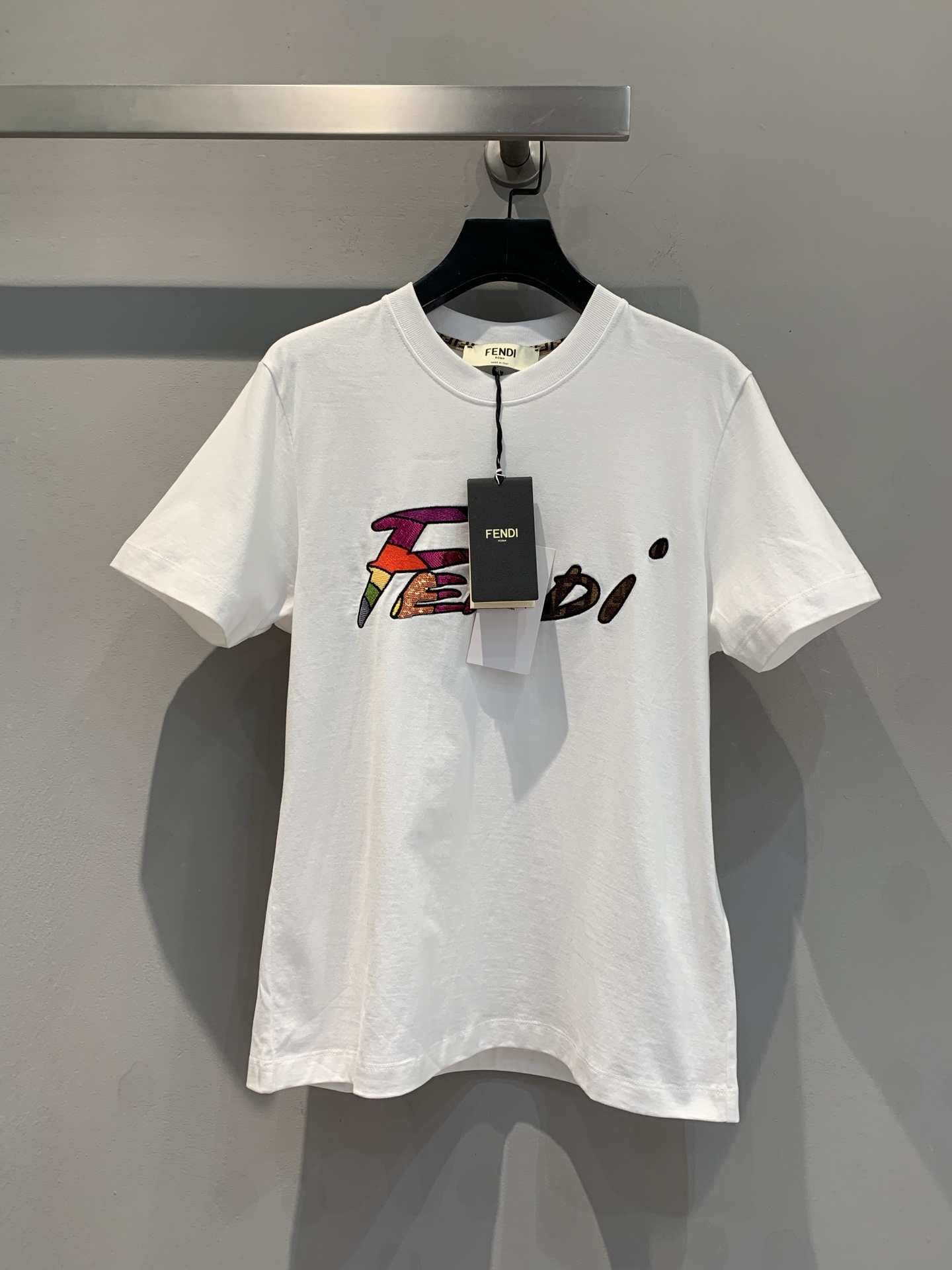 NO:321474,Special offer New Fend* beaded letters pure cotton T-shirt, the iconic letters are presented with colorful brushstrokes and chic design, and the personality and fashion are perfectly integrated. The simple style is adapted to a variety of styles, which easily enhances the texture of the outfit. Whether it is a daily outing or a casual party, it can help you become the focus. S M L,,fendi,tees, t-shirt,alexander wang19860909特价 新款 Fend*珠片字母纯棉T恤,标志性字母以多彩笔触和别致设计呈现,个性与时尚完美融合.简约版型适配多样风格,轻松提升穿搭质感,无论是日常出街还是休闲聚会,都能助你成为焦点 .码数S M L,,fendi,tees，t-shirt,alexander wang,Women's clothing