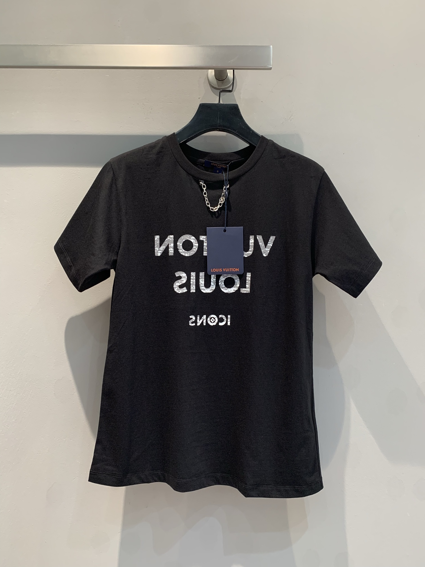 NO:310558,New models are shipped!  The classic chain T of the L family in summer is made of imported combed cotton fabric, with elegant letter printing on the chest, and original molded chain leather decoration. The classic hit style has been out of date for several years. Sisters who know the goods quickly buy it!  Black White 36-38-40,,louis vuitton,alexander wang19860909新款出货啦！L家夏季经典链条T,采用进口精梳棉面料,胸前反印淡雅字母印花,原版开模链条皮革装饰,经典爆款几年都不过时.识货的姐妹快入手！黑色 白色 36-38-40,,louis vuitton,alexander wang,Women's clothing