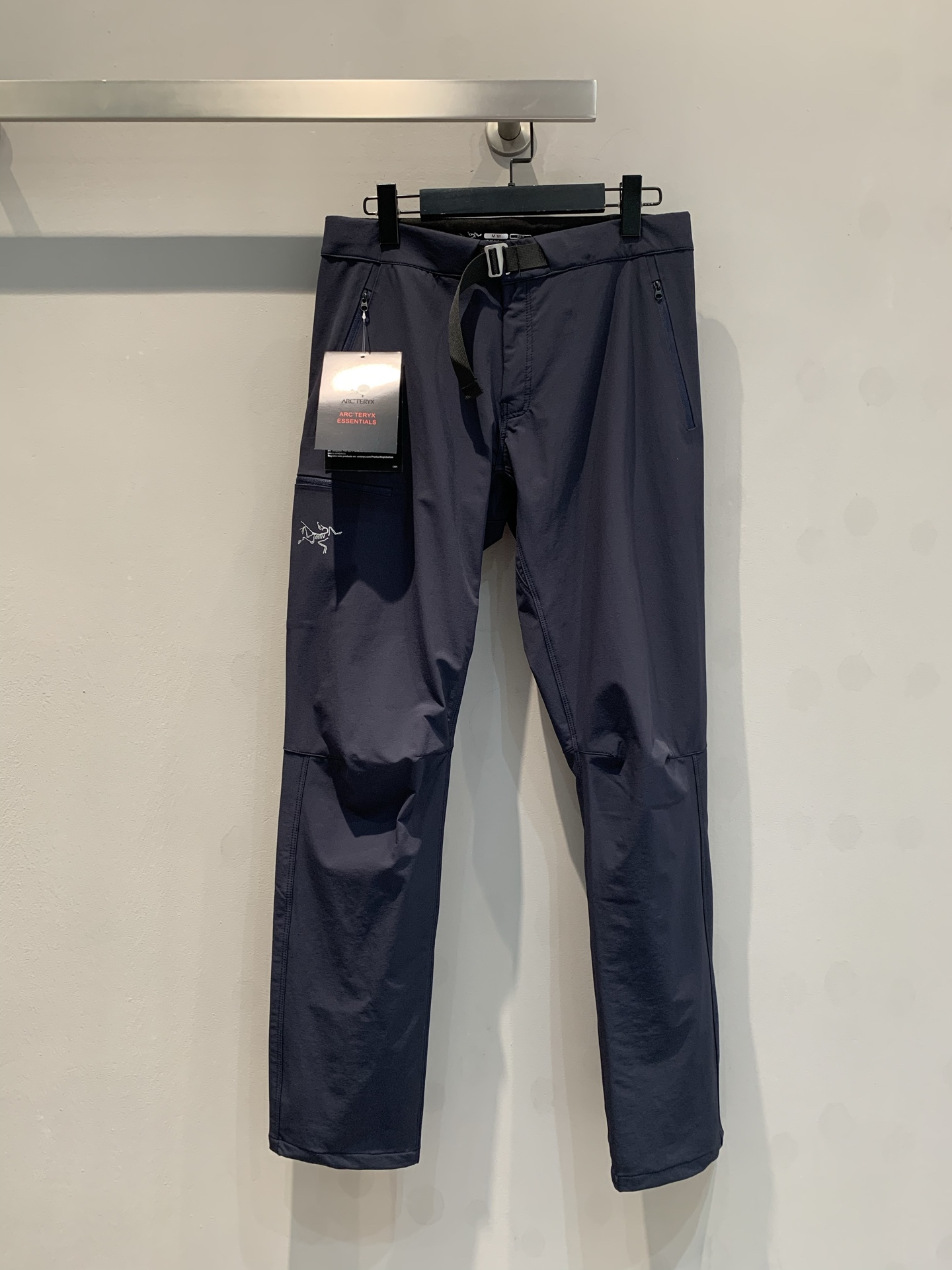 NO:310541,New models are shipped ARC'TERYX/Archaew Bird spring and summer thin work style mountaineering charge straight casual pants, OEM channel goods, customer-supplied imported fabrics are ultra-thin and lightweight, quick-drying breathable, moisture-absorbing and sweating!  The adjustable belt is embedded at the waist, and the Logo hardware buckle is exquisite!  Zippered pockets are convenient for storage and are not easily lost!  The right leg pocket is decorated with the iconic Archaeopteryx pattern print, which is very recognizable!  Three-dimensional straight-tube splicing and tailoring can well modify the leg shape, making the upper body look super slimming!  You can wear outdoor hiking and daily leisure commuting!  S-XXL, arc'teryx,alexander wang19860909新款出货啦 ARC'TERYX/始祖鸟春夏薄款工装登山冲锋直筒休闲裤,代工厂渠道货,客供进口面料超薄轻量化、速干透气、吸湿排汗！腰部内嵌可调节腰带,搭配Logo五金扣头精美绝伦！拉链口袋方便置物不易丢失！右腿口袋饰标志性始祖鸟图案印花,极具辨识度！立体直筒拼接剪裁,能很好修饰腿型,上身超级显瘦！户外登山、日常休闲通勤皆可穿着！码数S-XXL,arc'teryx,alexander wang,Women's clothing