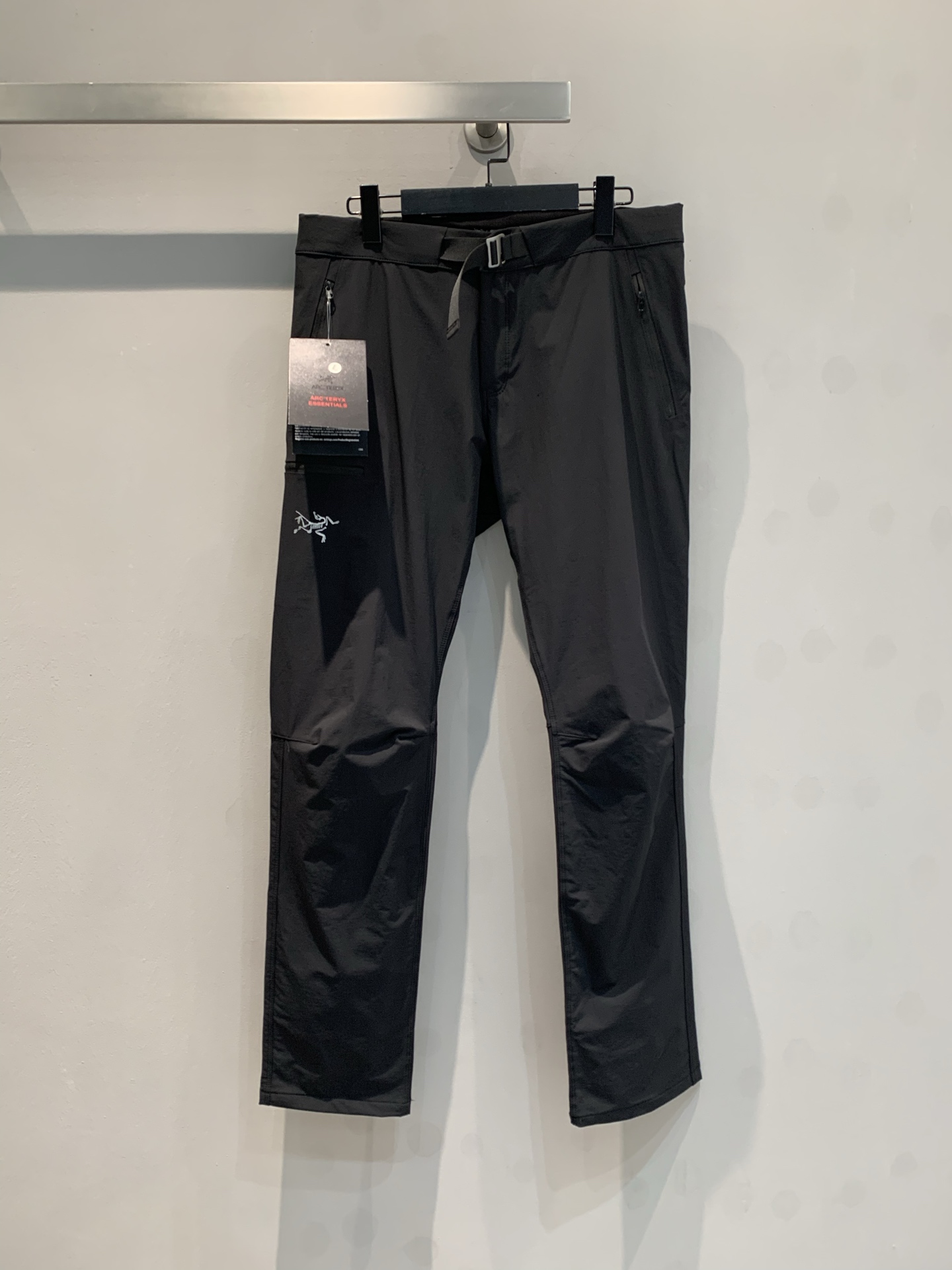 NO:313146,New model shipped M, same style for men and women - ARC ' TERYX Archaeological Bird 2025 early spring new GAMA charge pants. A single item in Bird Home, the upper body effect is really invincible and beautiful, slender and slim, waterproof and windproof, warm, a must-have item in the wardrobe, and the legs are measured and the Tiandao embroidered big bird logo embellishment, highlighting the brand identity!  Create a luxurious urban sports style, an eclectic pair of trousers, high-end outdoor functional attributes, and three-dimensional tailoring on both sides of the trouser legs!  Professional-grade composite woven and fleece technology functional waterproof fabric!  Improves comfort and warmth. The surface is solid, wind-proof and waterproof. It is waterproof and wear-resistant. It is also very breathable and refreshing! The style is great. It allows you to match various shoes in daily life. The style of this pants is extremely commuting, not picking on the figure, retaining the purity of the original outdoor function, and also melting the elements of fashion. Whether it is high-top low-top shoes, it can be perfectly matched, whether it is wide, narrow, or wide, it can be matched well whether it is daily commuting or date! S-XXL, jil sanderarc'teryx, alexander wang19860909新款出货啦M 男女同款- ARC ' TERYX始祖鸟2025早春新款GAMA冲锋裤.鸟家无敌的一款单品,上身效果真的无敌好看,修长显瘦**,防水防风保暖,衣柜必备单品,腿测侧鸟家重工田岛刺绣大鸟logo点缀,彰显品牌身份！ 打造奢华的都市运动风,一条不拘一格的的长裤,高阶户外功能属性、裤腿两侧做立体剪裁！专业级复合梭织加绒科技功能性防水面料！提高了舒适度和保暖性.表面扎实、防风防水性能强.兼顾防水 耐磨 轻薄的同时,还十分透气清爽! 版型巨赞 可以让你在日常搭配各种各样的鞋子,这款裤子版型极其通勤,不挑身材,保留了原有户外功能的纯粹,同时也融化了时装的元素,无论是高帮低帮鞋宽偏窄偏宽都能完美的契合,无论是日常通勤还是约会都可以很好的搭配! 码数S-XXL,,jil sanderarc'teryx,alexander wang,Women's clothing