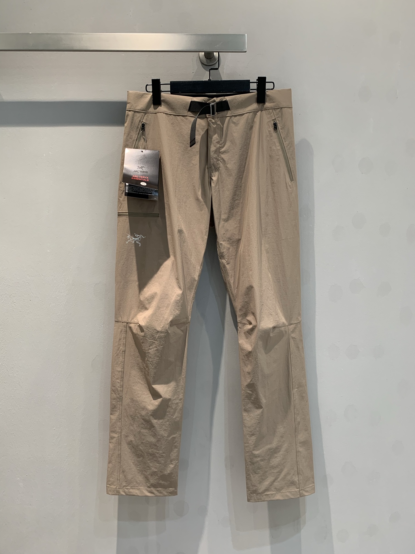 NO:313143,New model shipped M, same style for men and women - ARC ' TERYX Archaeological Bird Early Spring New GAMA Charge Pants. A single item in Bird Home, the upper body effect is really invincible and beautiful, slender and slim, waterproof and windproof, warm, a must-have item in the wardrobe, and the legs are measured and the Tiandao embroidered big bird logo embellishment, highlighting the brand identity!  Create a luxurious urban sports style, an eclectic pair of trousers, high-end outdoor functional attributes, and three-dimensional tailoring on both sides of the trouser legs!  Professional-grade composite woven and fleece technology functional waterproof fabric!  Improves comfort and warmth. The surface is solid, wind-proof and waterproof. It is waterproof and wear-resistant. It is also very breathable and refreshing! The style is great. It allows you to match various shoes in daily life. The style of this pants is extremely commuting, not picking on the figure, retaining the purity of the original outdoor function, and also melting the elements of fashion. Whether it is high-top low-top shoes, it can be perfectly matched, whether it is wide, narrow, or wide, it can be matched well whether it is daily commuting or date! S-XXL, jil sanderarc'teryx, alexander wang19860909新款出货啦M 男女同款- ARC ' TERYX始祖鸟早春新款GAMA冲锋裤.鸟家无敌的一款单品,上身效果真的无敌好看,修长显瘦**,防水防风保暖,衣柜必备单品,腿测侧鸟家重工田岛刺绣大鸟logo点缀,彰显品牌身份！ 打造奢华的都市运动风,一条不拘一格的的长裤,高阶户外功能属性、裤腿两侧做立体剪裁！专业级复合梭织加绒科技功能性防水面料！提高了舒适度和保暖性.表面扎实、防风防水性能强.兼顾防水 耐磨 轻薄的同时,还十分透气清爽! 版型巨赞 可以让你在日常搭配各种各样的鞋子,这款裤子版型极其通勤,不挑身材,保留了原有户外功能的纯粹,同时也融化了时装的元素,无论是高帮低帮鞋宽偏窄偏宽都能完美的契合,无论是日常通勤还是约会都可以很好的搭配! 码数S-XXL,,jil sanderarc'teryx,alexander wang,Women's clothing