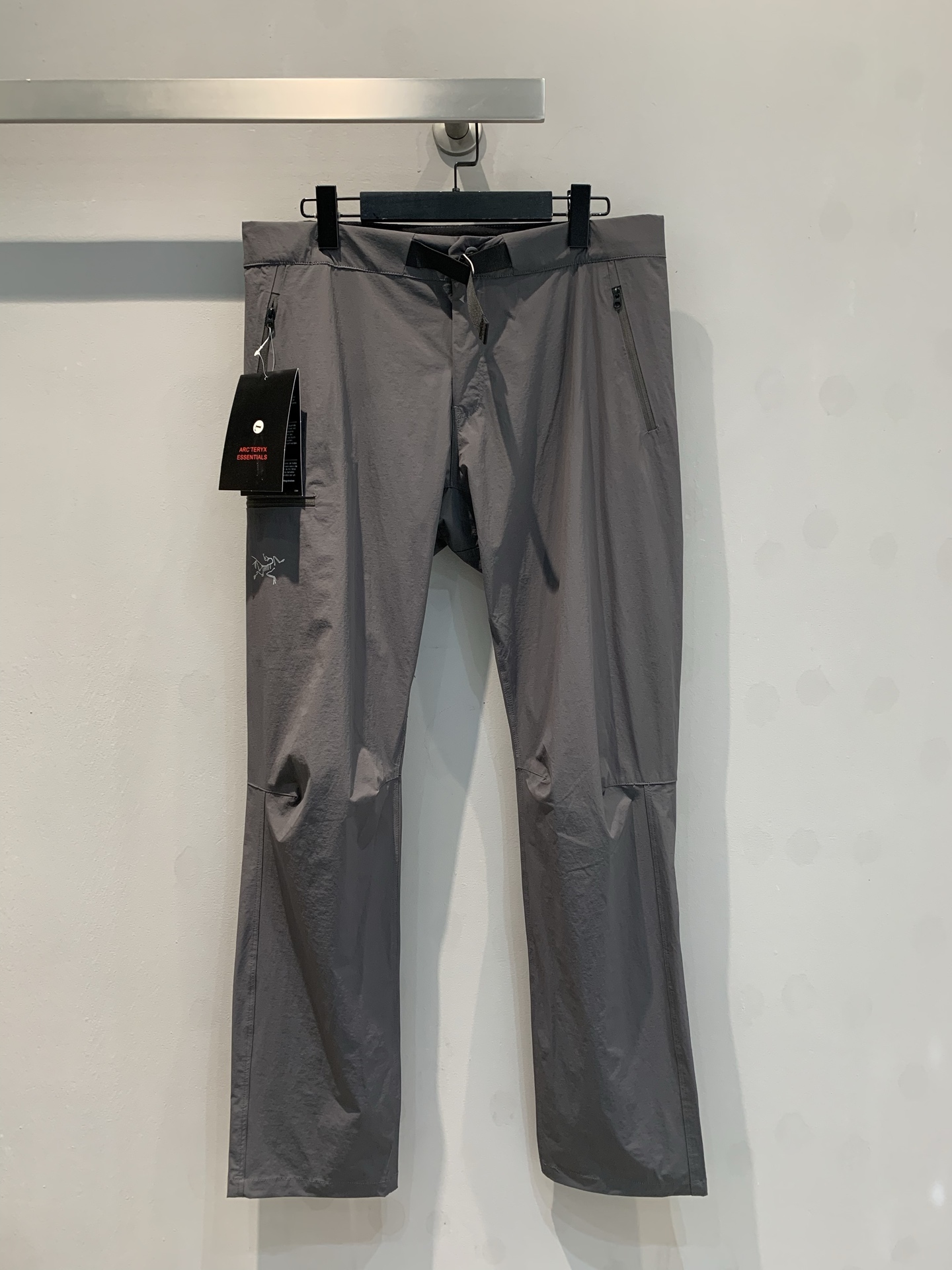 NO:313123,New model shipped M for men and women - ARC ' TERYX 2025 Early Spring New GAMA Charge Pants. A single item from Bird Home, the upper body effect is really invincible and beautiful, slender and slim, waterproof and windproof, warm, a must-have item for wardrobe, and the legs are measured, the Tiandao embroidery big bird logo embellishment, highlighting the brand identity!  Create a luxurious urban sports style, an eclectic pair of trousers, high-end outdoor functional attributes, and three-dimensional tailoring on both sides of the trouser legs!  Professional-grade composite woven and fleece technology functional waterproof fabric!  Improves comfort and warmth. The surface is solid, wind-proof and waterproof. It is waterproof and wear-resistant. It is also very breathable and refreshing! The style is great. It allows you to match various shoes in daily life. The style of this pants is extremely commuting, not picking on the figure, retaining the purity of the original outdoor function, and also melting the elements of fashion. Whether it is high-top low-top shoes, it can be perfectly matched, whether it is wide, narrow, or wide, it can be matched well whether it is daily commuting or date! S-XXL, jil sanderarc'teryx, alexander wang19860909新款出货啦M男女同款- ARC ' TERYX始祖鸟2025早春新款GAMA冲锋裤.鸟家无敌的一款单品,上身效果真的无敌好看,修长显瘦**,防水防风保暖,衣柜必备单品,腿测侧鸟家重工田岛刺绣大鸟logo点缀,彰显品牌身份！ 打造奢华的都市运动风,一条不拘一格的的长裤,高阶户外功能属性、裤腿两侧做立体剪裁！专业级复合梭织加绒科技功能性防水面料！提高了舒适度和保暖性.表面扎实、防风防水性能强.兼顾防水 耐磨 轻薄的同时,还十分透气清爽! 版型巨赞 可以让你在日常搭配各种各样的鞋子,这款裤子版型极其通勤,不挑身材,保留了原有户外功能的纯粹,同时也融化了时装的元素,无论是高帮低帮鞋宽偏窄偏宽都能完美的契合,无论是日常通勤还是约会都可以很好的搭配! 码数S-XXL,,jil sanderarc'teryx,alexander wang,Women's clothing