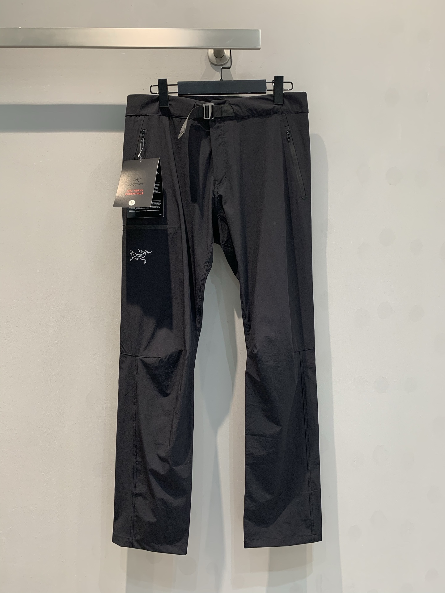 NO:313137,New models shipped ARC'TERYX/Archaew Bird spring and summer thin work style mountaineering charge straight casual pants, OEM channel goods, customer-supplied imported fabrics are ultra-thin and lightweight, quick-drying breathable, moisture-absorbing and sweating!  The adjustable belt is embedded at the waist, and the Logo hardware buckle is exquisite!  Zippered pockets are convenient for storage and are not easily lost!  The right leg pocket is decorated with the iconic Archaeopteryx pattern print, which is very recognizable!  Three-dimensional straight-tube splicing and tailoring can well modify the leg shape, making the upper body look super slimming!  You can wear outdoor hiking and daily leisure commuting!  S-XXL, arc'teryx,alexander wang19860909新款出货啦ARC'TERYX/始祖鸟春夏薄款工装登山冲锋直筒休闲裤,代工厂渠道货,客供进口面料超薄轻量化、速干透气、吸湿排汗！腰部内嵌可调节腰带,搭配Logo五金扣头精美绝伦！拉链口袋方便置物不易丢失！右腿口袋饰标志性始祖鸟图案印花,极具辨识度！立体直筒拼接剪裁,能很好修饰腿型,上身超级显瘦！户外登山、日常休闲通勤皆可穿着！码数S-XXL,arc'teryx,alexander wang,Women's clothing