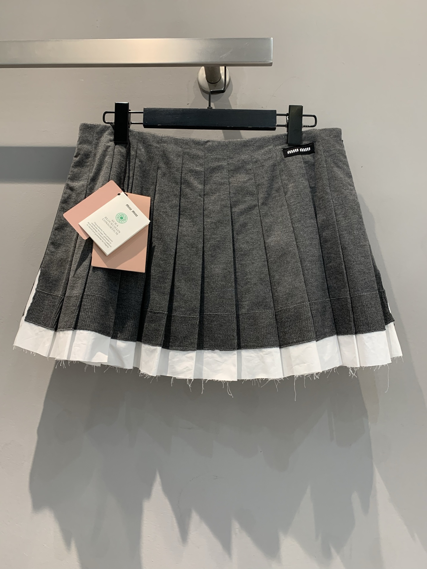 NO:311591,New model shipped M52 Original development Miumi 2025 early spring new fake two-piece silk pleated skirt. The silk wool fabric craftsmanship is specially pressed and glued and positioned pleated, like a three-dimensional cut skirt. It has a sense of airiness, and the slightly expanded skirt is really good in seconds. The classic contrasting colors are super eye-catching. The details of the burrs add unruly and are full of personality. Whether it is matched with a simple T-shirt or a fashionable shirt, it can easily create a sweet and cool style, allowing you to become the focus on the street. Number 36 38 40,,miumiu, skirts,shirts,tees, t-shirt,alexander wang19860909新款出货啦M52 原版开发 Miumi2025早春新款假两件丝毛百褶半裙.丝毛面料工艺特殊毛纱织片后压胶粘朴定位压褶,像立体裁剪的裙撑.有造型空气感,微微扩开的裙摆真的好秒,经典撞色超吸睛.毛边细节增添不羁感,个性十足.无论是搭配简约T恤还是时尚衬衫,都能轻松打造出甜酷风,让你在街头成为焦点 .码数36 38 40,,miumiu,skirts,shirts,tees，t-shirt,alexander wang,Women's clothing